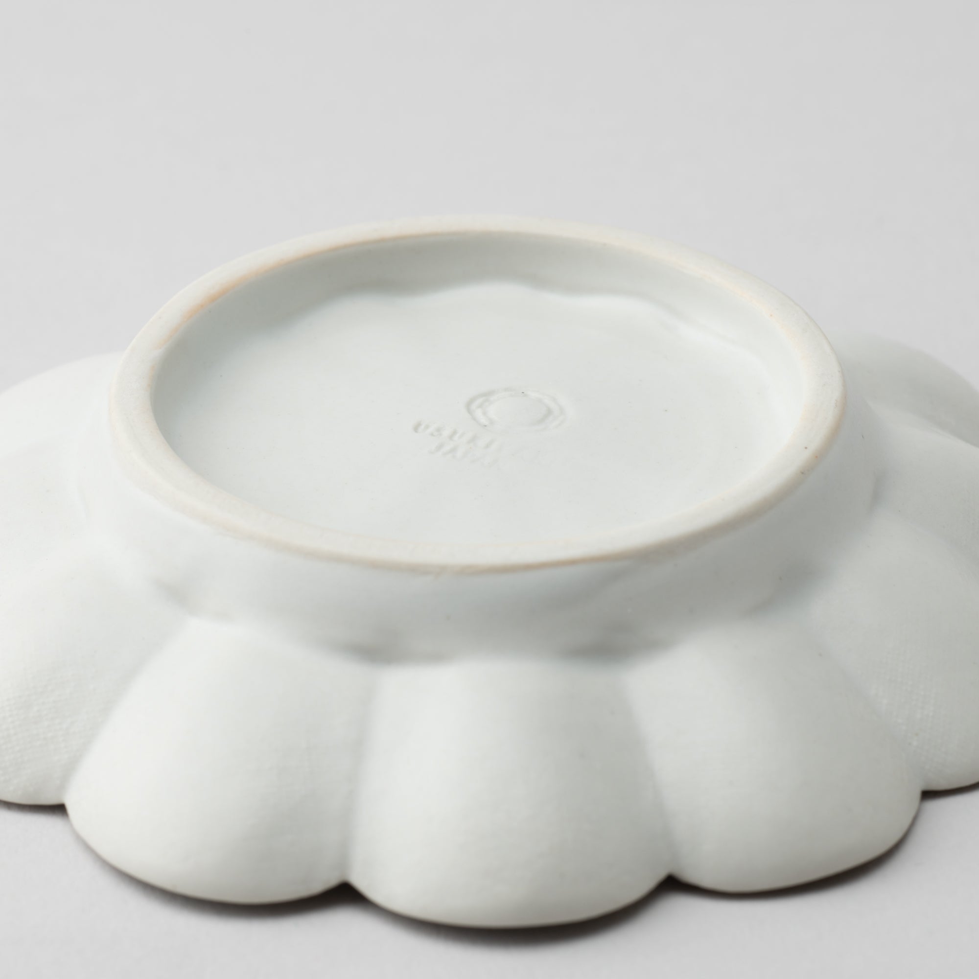 RINKA Twelve Petals Usuki Sauce Plate - MUSUBI KILN - Quality Japanese Tableware and Gift