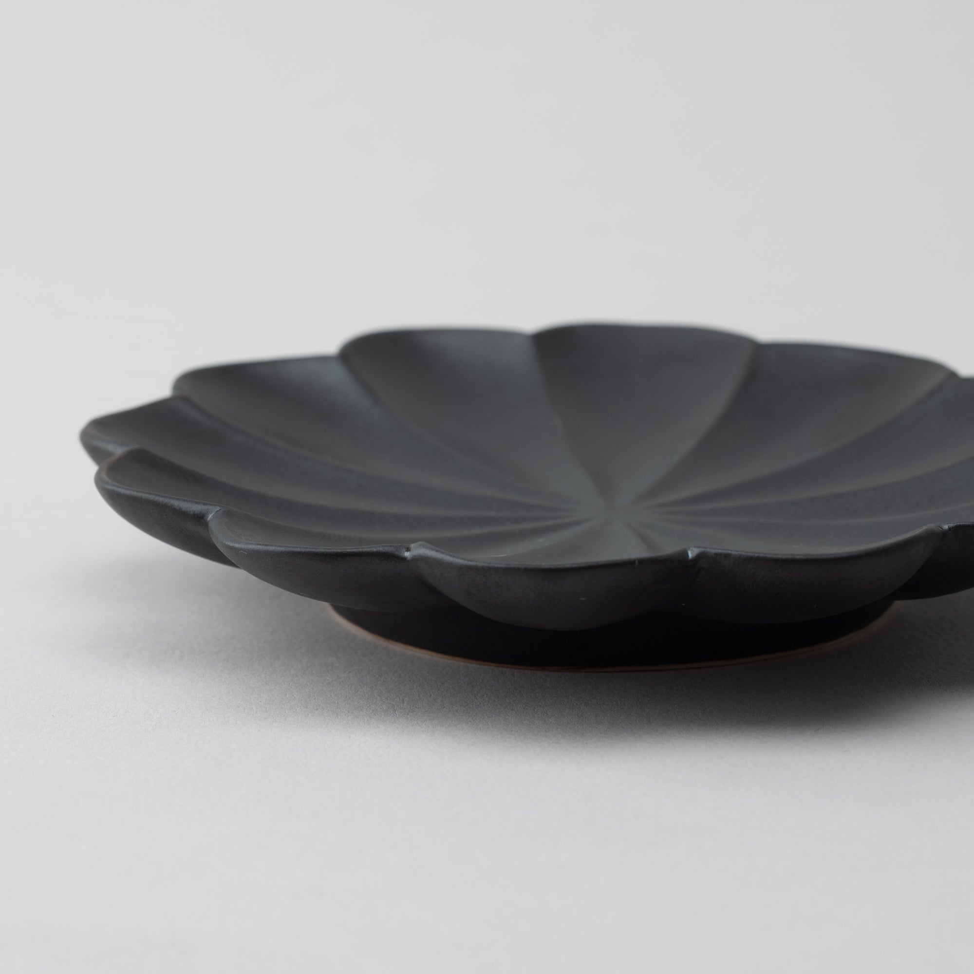 RINKA Twelve Petals Usuki Sauce Plate - MUSUBI KILN - Quality Japanese Tableware and Gift