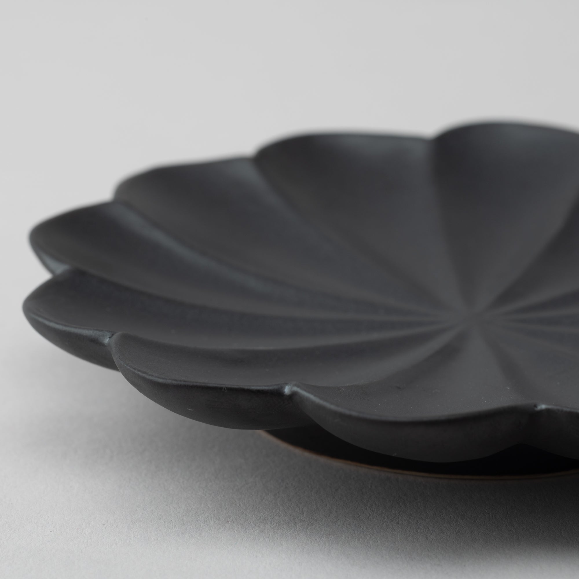 RINKA Twelve Petals Usuki Sauce Plate - MUSUBI KILN - Quality Japanese Tableware and Gift