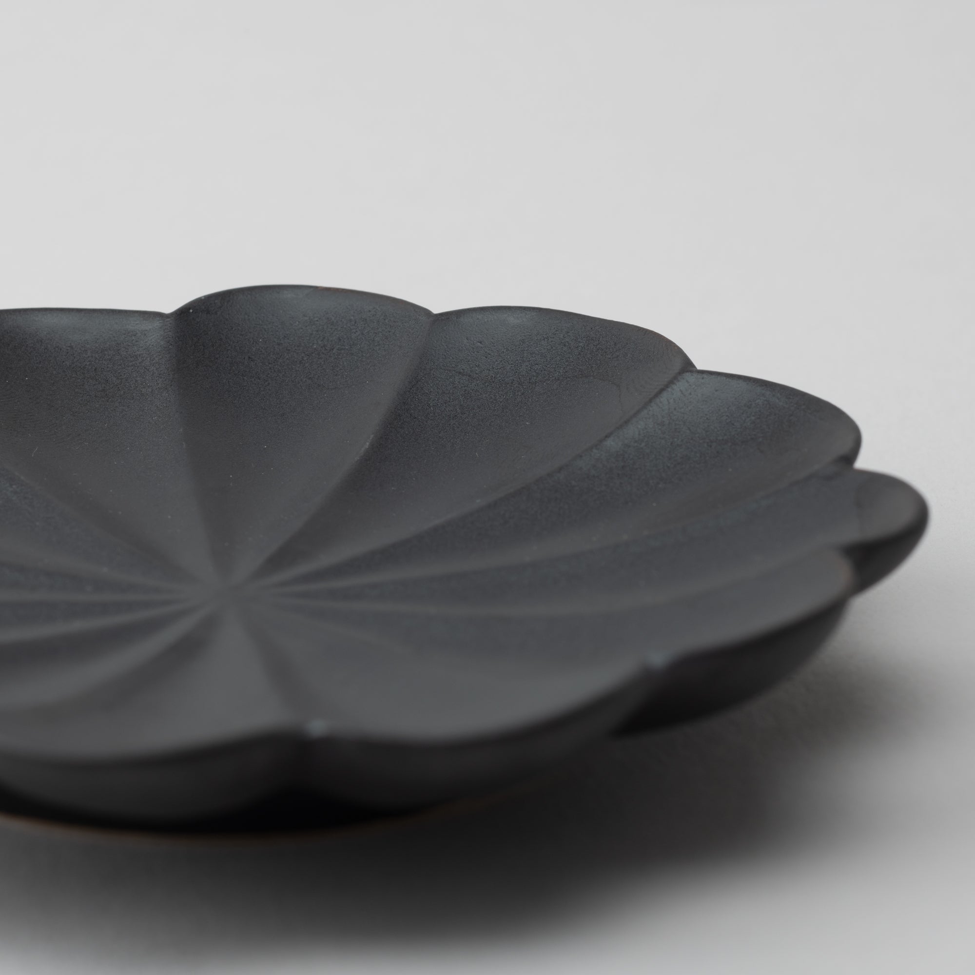 RINKA Twelve Petals Usuki Sauce Plate - MUSUBI KILN - Quality Japanese Tableware and Gift