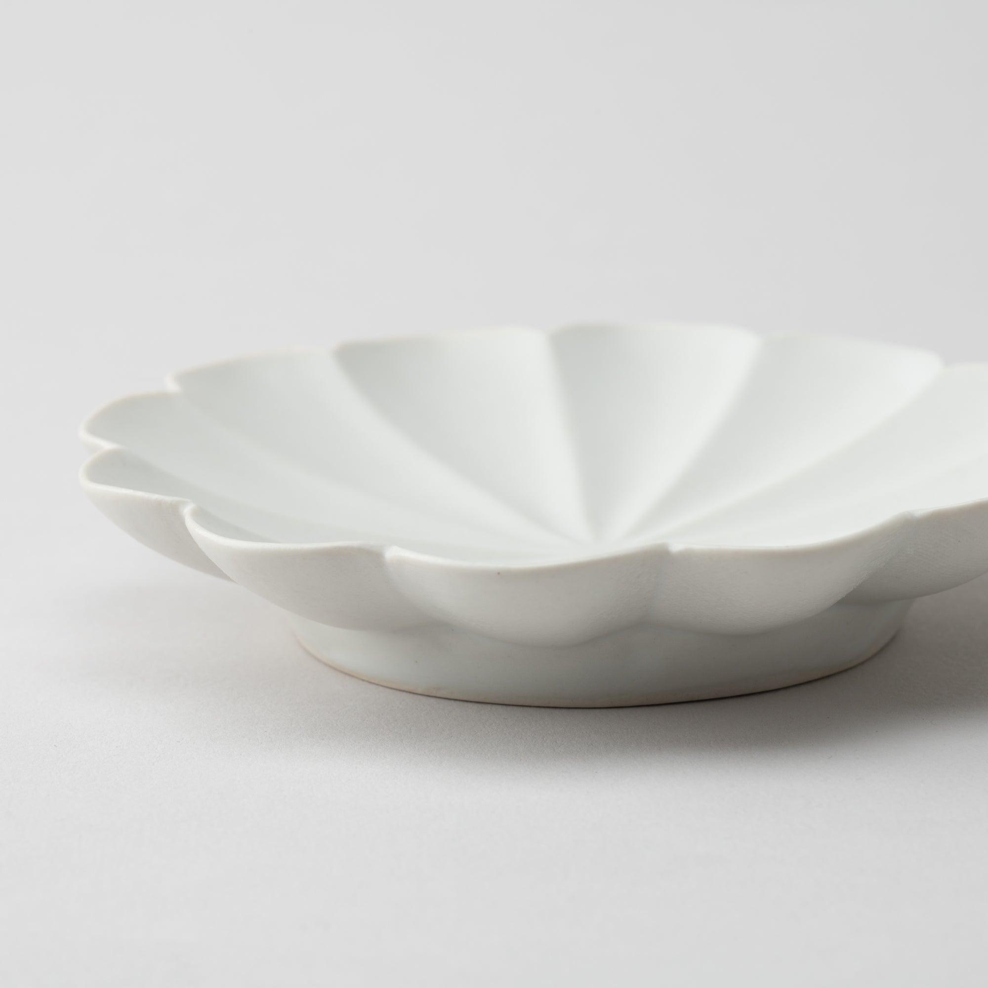 RINKA Twelve Petals Usuki Sauce Plate - MUSUBI KILN - Quality Japanese Tableware and Gift