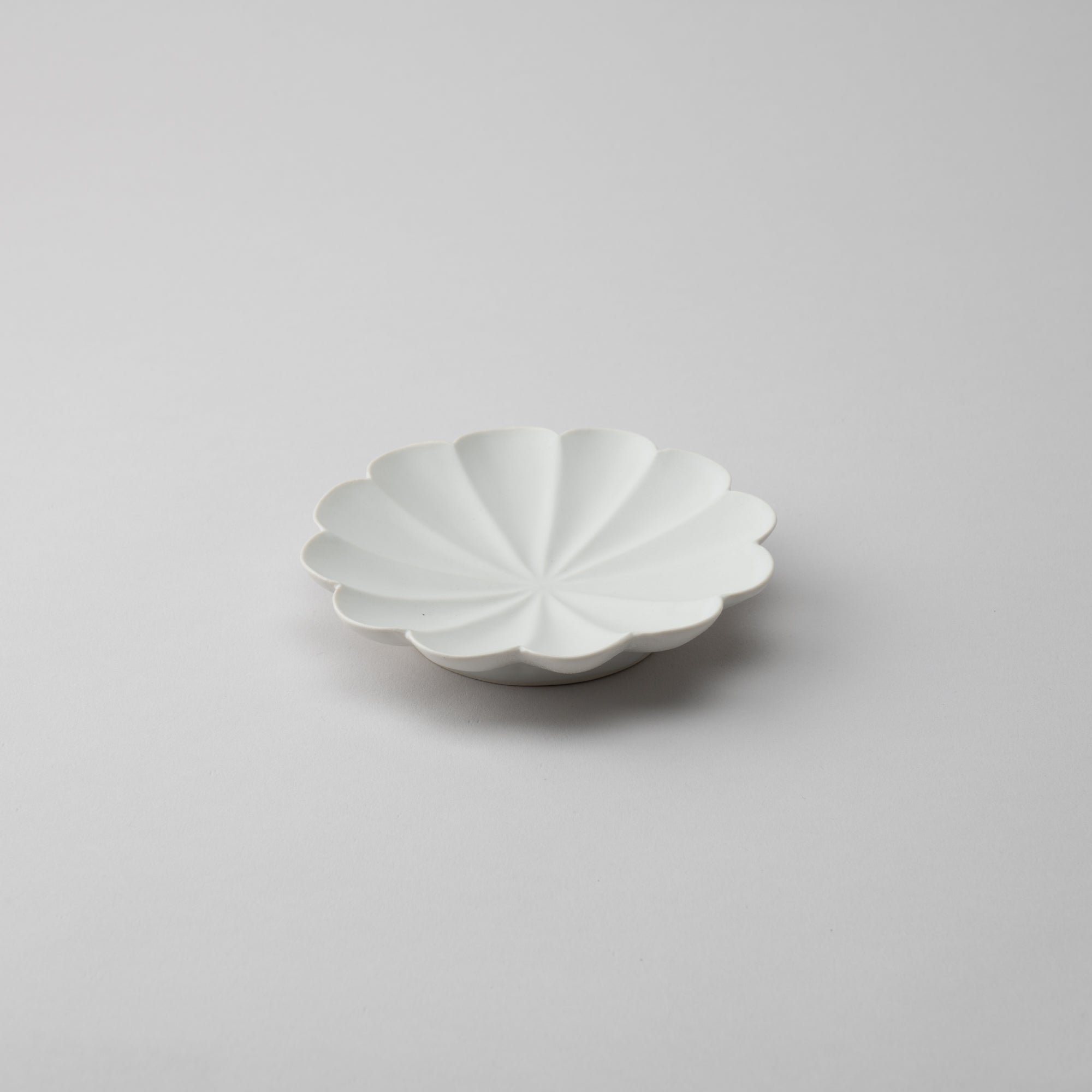 RINKA Twelve Petals Usuki Sauce Plate - MUSUBI KILN - Quality Japanese Tableware and Gift