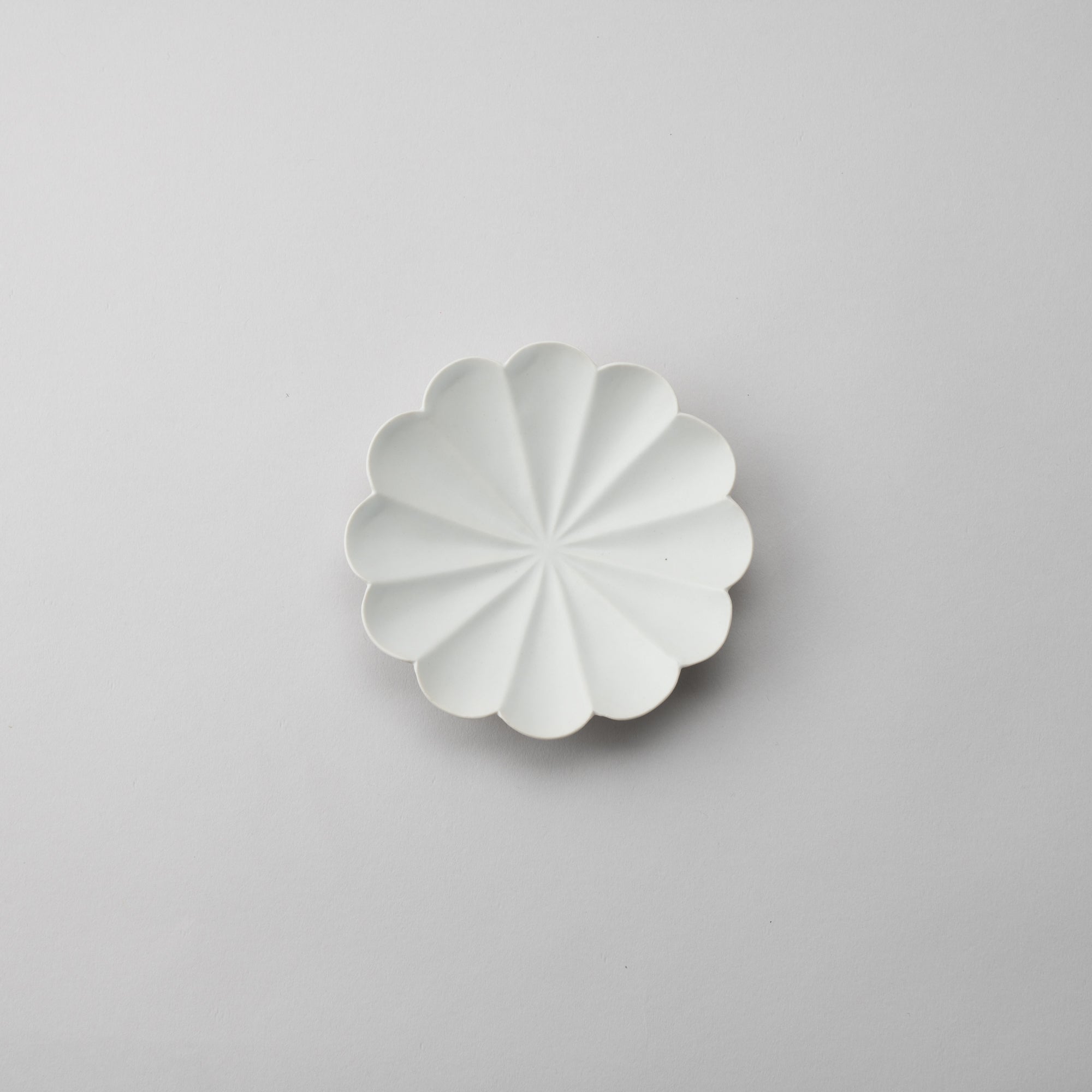 RINKA Twelve Petals Usuki Sauce Plate - MUSUBI KILN - Quality Japanese Tableware and Gift