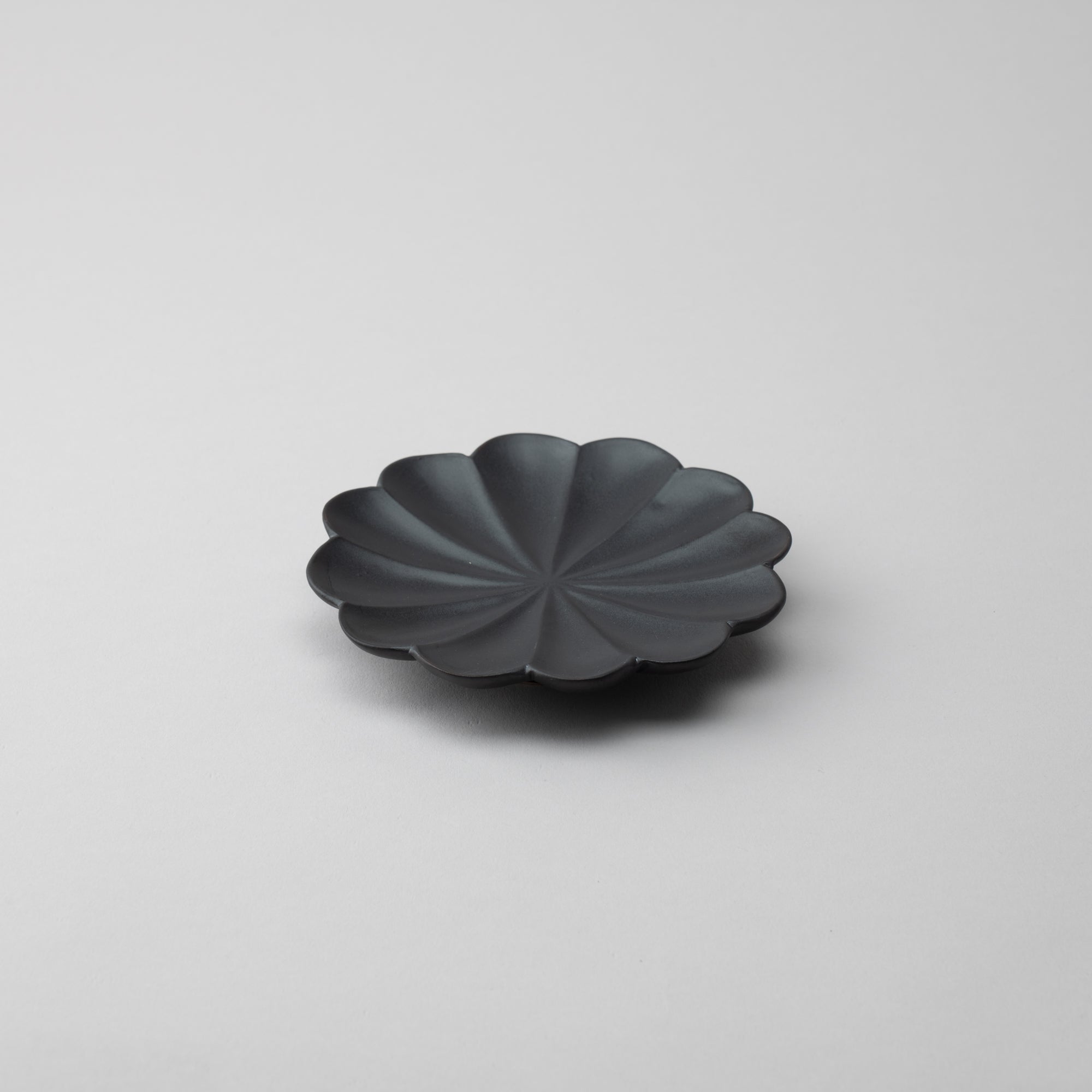 RINKA Twelve Petals Usuki Sauce Plate - MUSUBI KILN - Quality Japanese Tableware and Gift