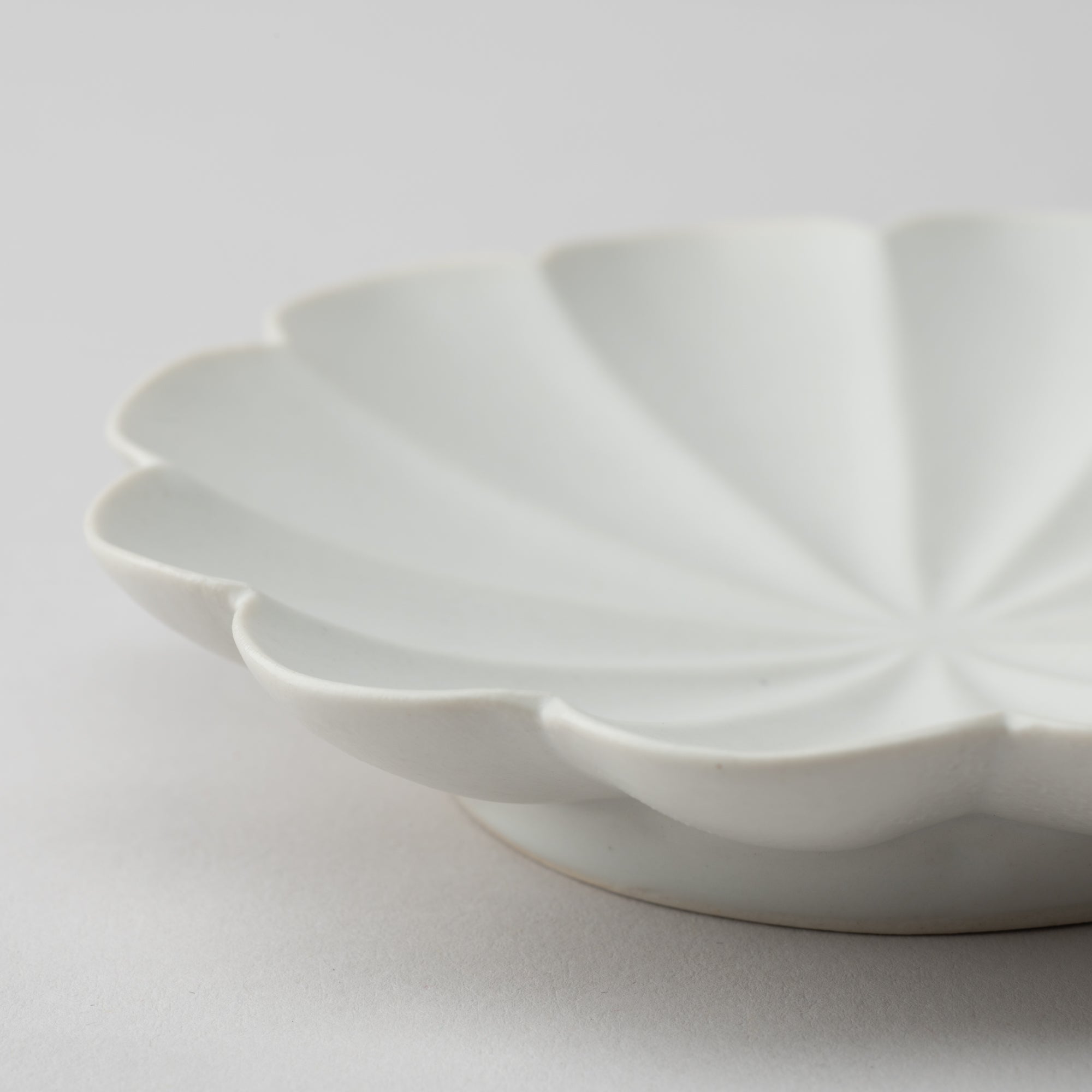 RINKA Twelve Petals Usuki Sauce Plate - MUSUBI KILN - Quality Japanese Tableware and Gift