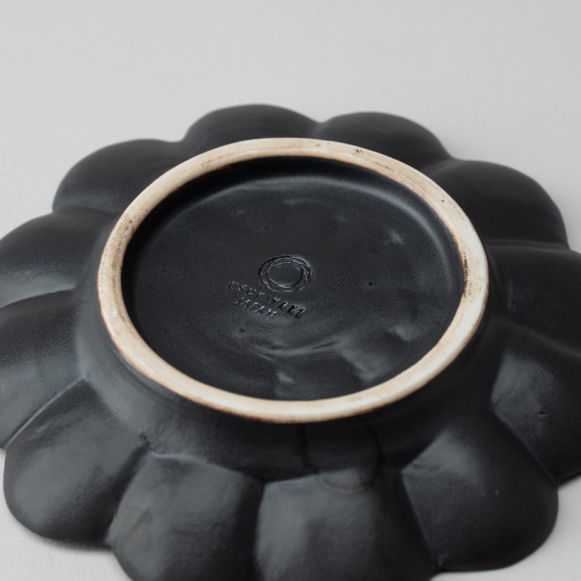 RINKA Twelve Petals Usuki Sauce Plate - MUSUBI KILN - Quality Japanese Tableware and Gift