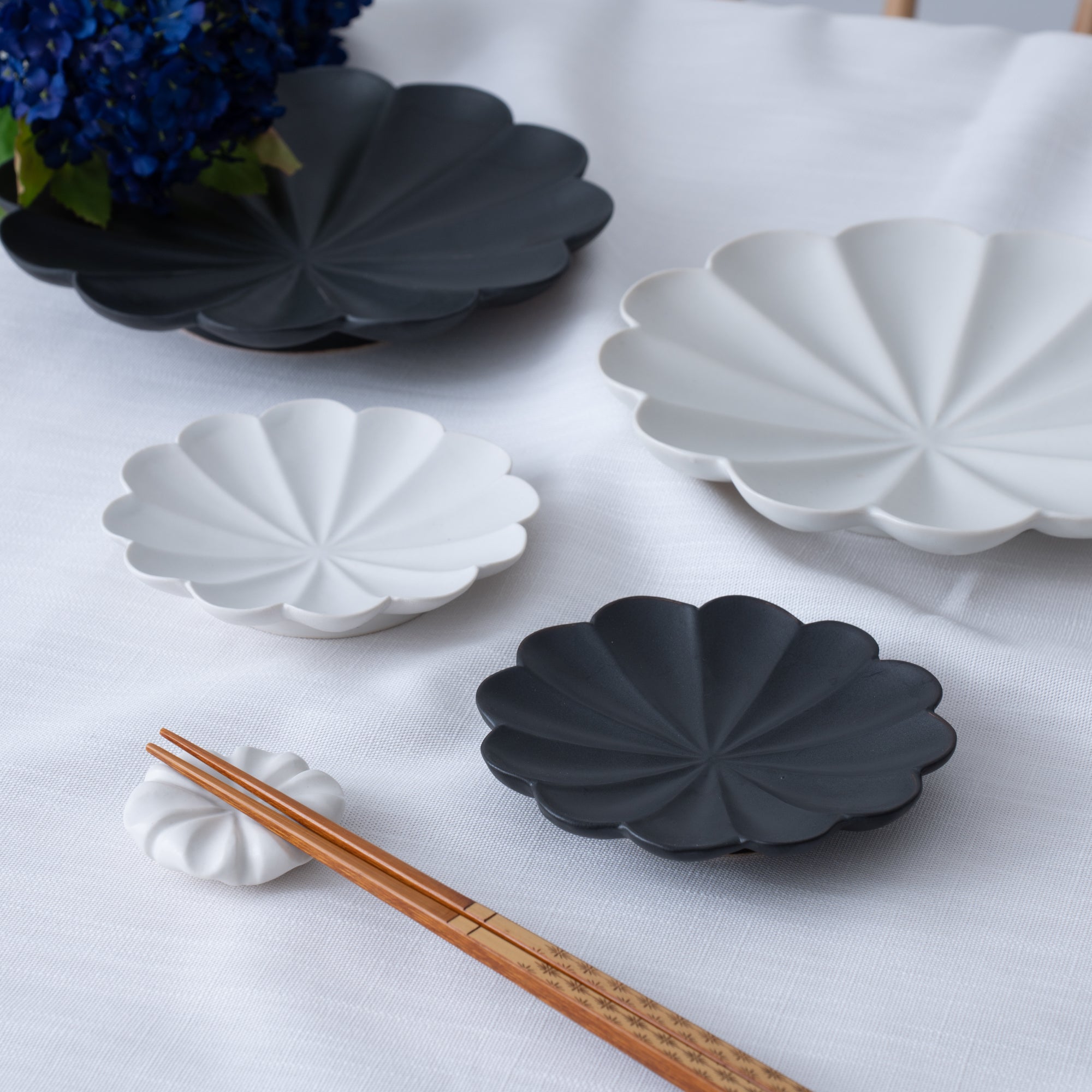 RINKA Twelve Petals Usuki Sauce Plate - MUSUBI KILN - Quality Japanese Tableware and Gift