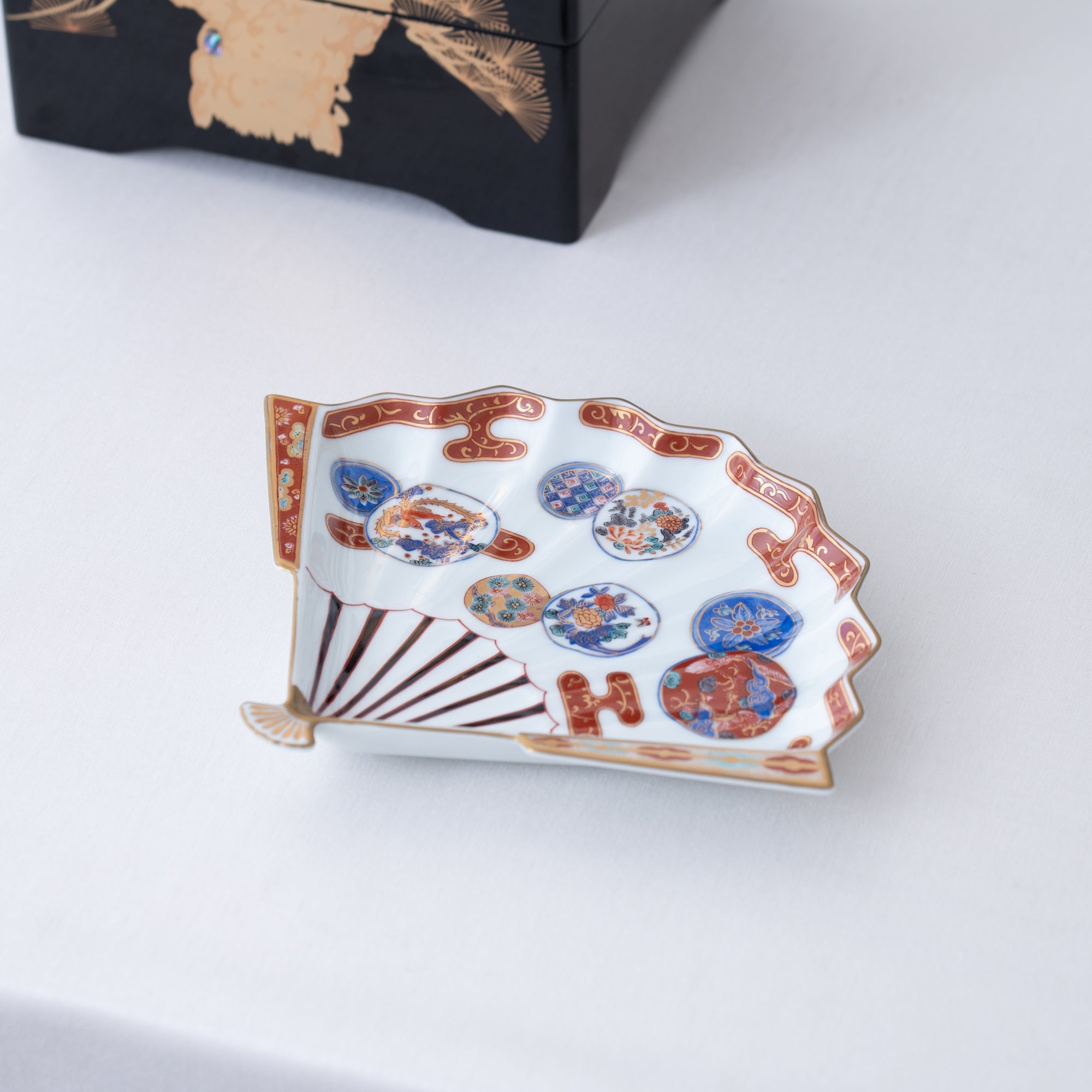 Rinkuro Kiln Old Imari Akadami Phoenix Fan - shaped Plate - MUSUBI KILN - Quality Japanese Tableware and Gift