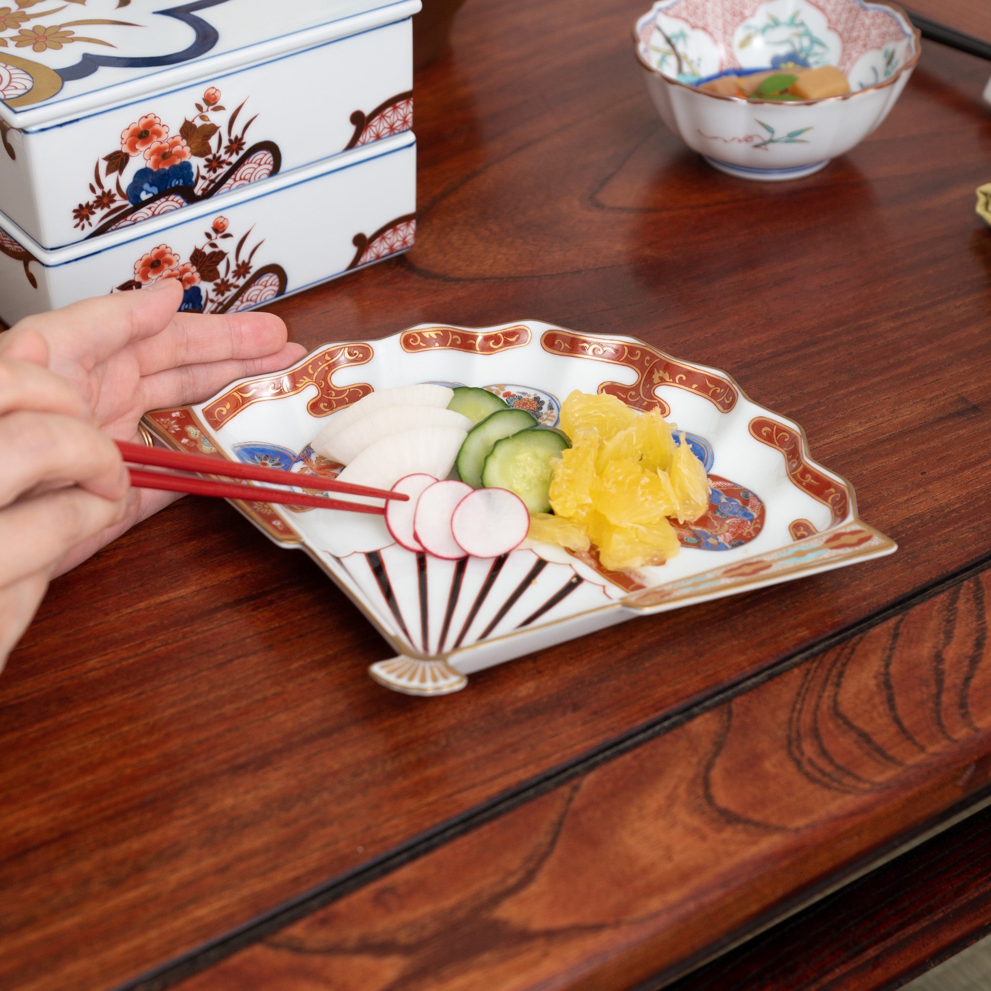 Rinkuro Kiln Old Imari Akadami Phoenix Fan - shaped Plate - MUSUBI KILN - Quality Japanese Tableware and Gift