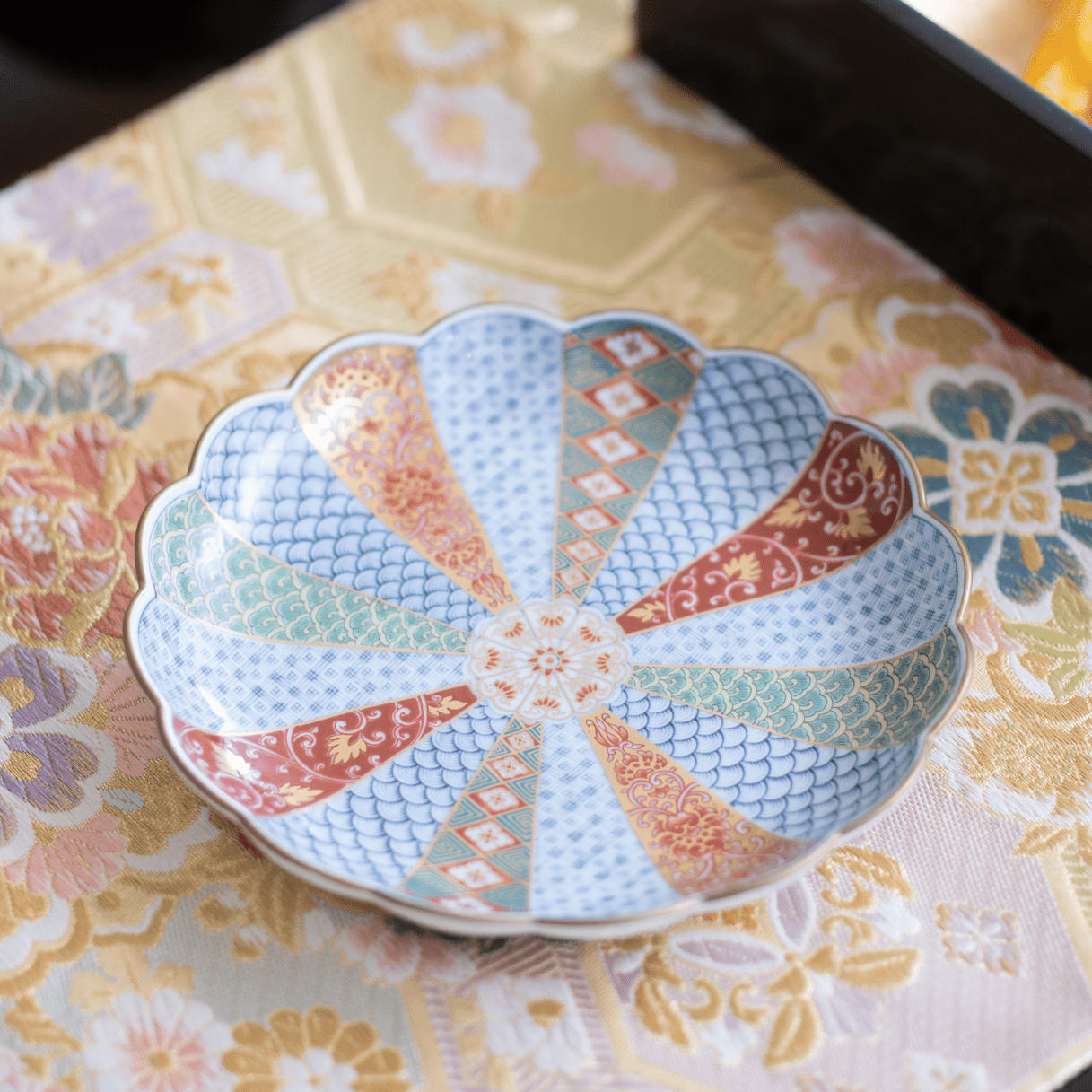 Rinkuro Kiln Old Imari Chrysanthemum Round Plate 6.2in - MUSUBI KILN - Quality Japanese Tableware and Gift