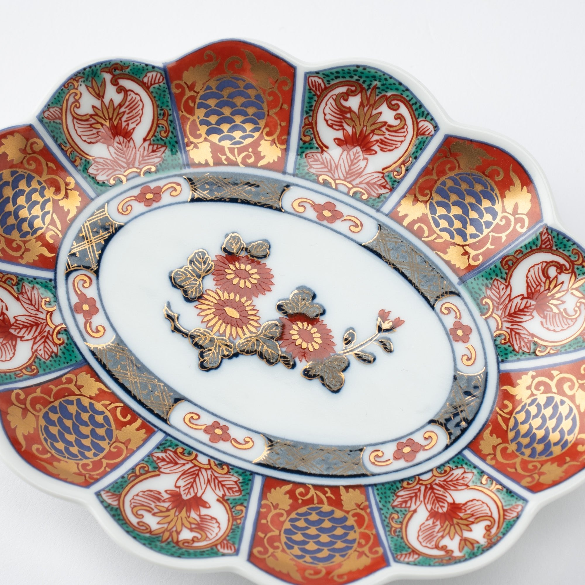 Rinkuro Kiln Old Imari Kinsai Chrysanthemum Hasami Oval Plate 5.5in - MUSUBI KILN - Quality Japanese Tableware and Gift