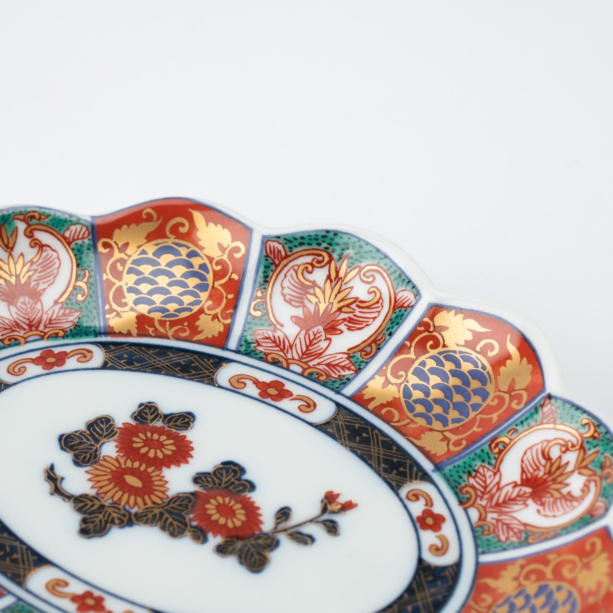 Rinkuro Kiln Old Imari Kinsai Chrysanthemum Hasami Oval Plate 5.5in - MUSUBI KILN - Quality Japanese Tableware and Gift