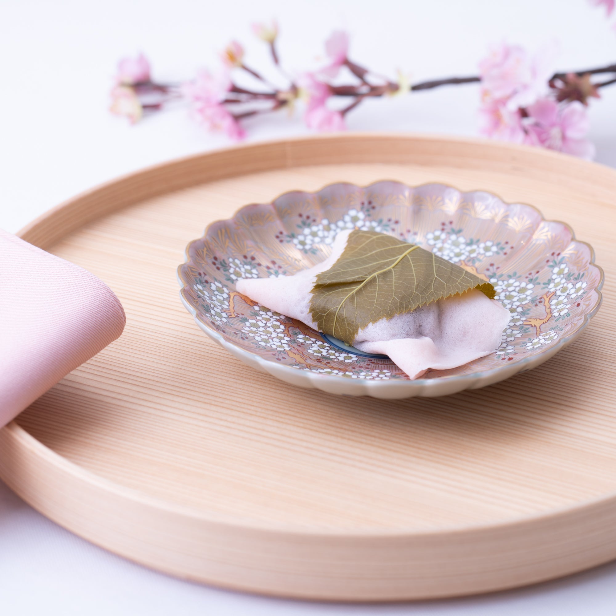 Rinkuro Kiln Old Imari Sakura Hasami Round Plate 6in - MUSUBI KILN - Quality Japanese Tableware and Gift