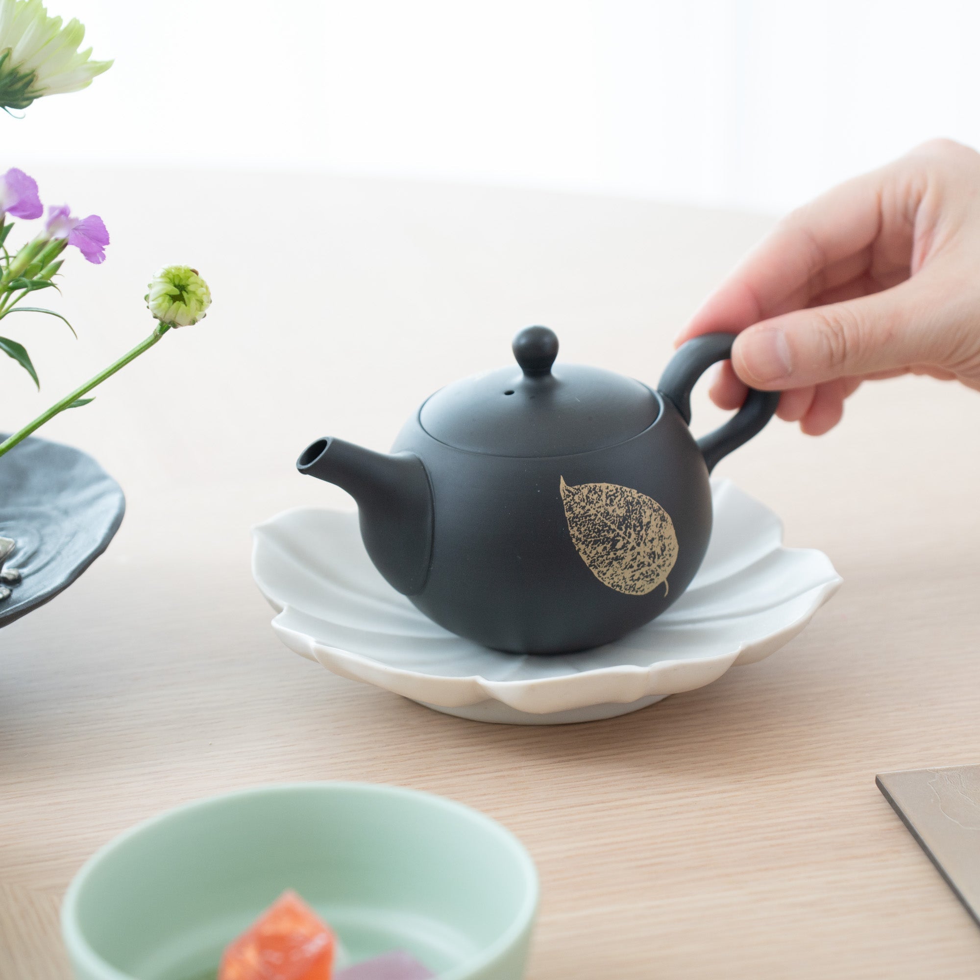 Shoho Black Leaf Tokoname Japanese Teapot Set 6.1oz(180ml) - Sasame and Ceramesh - MUSUBI KILN - Quality Japanese Tableware and Gift