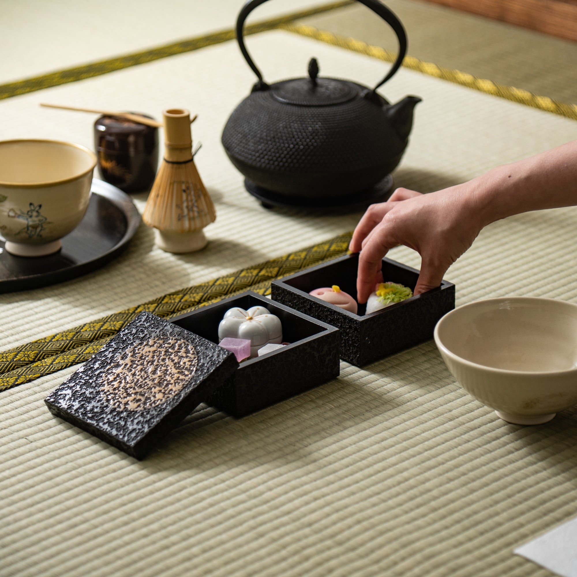 Sinra Full Moon Kagawa Lacquerware Two Tiers Jubako Bento Box | MUSUBI ...