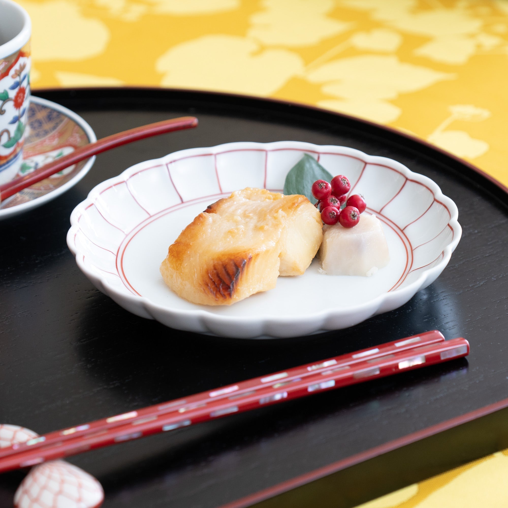 Soramoe Red Chrysanthemum Hasami Round Plate(5.90in) - MUSUBI KILN - Quality Japanese Tableware and Gift