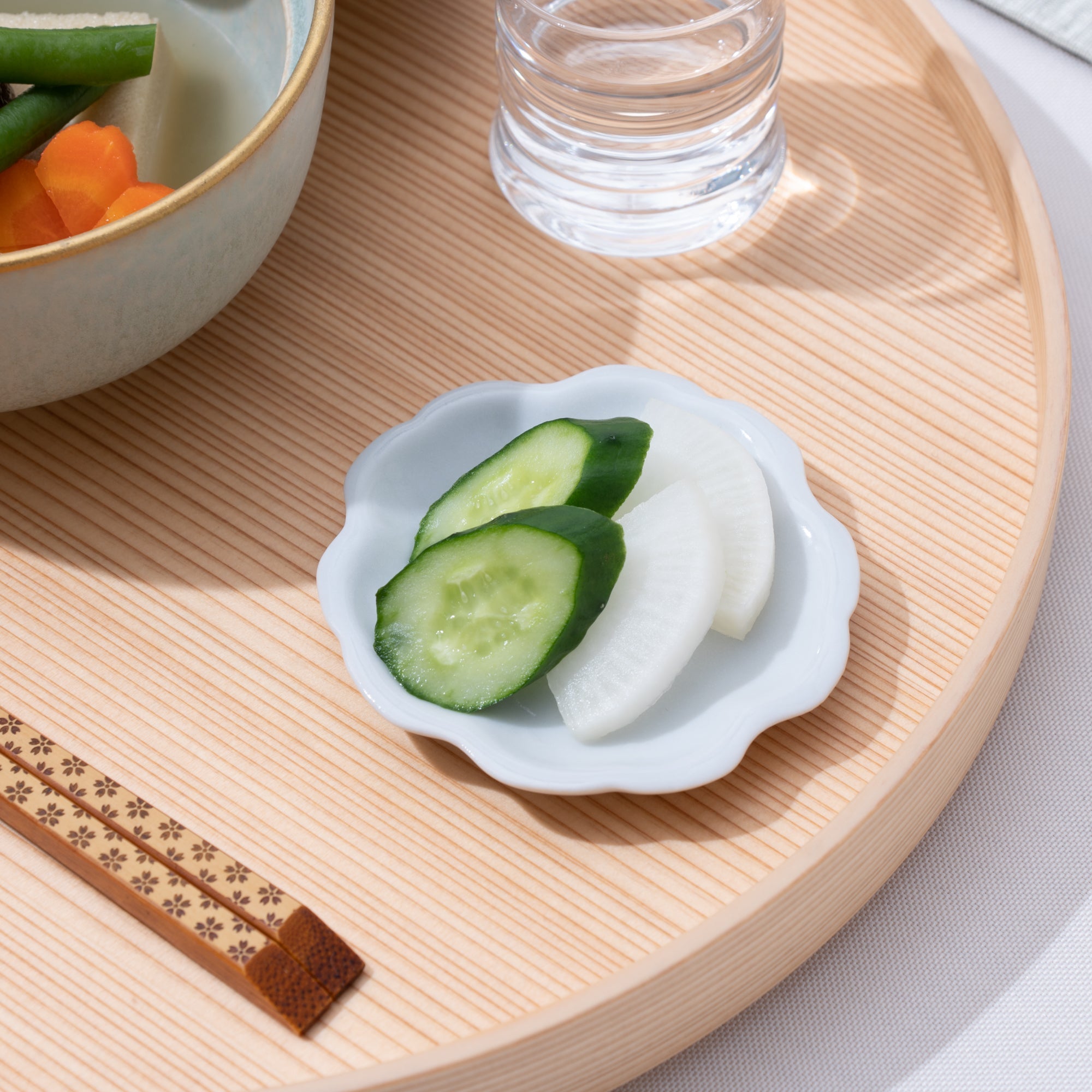 Soukyu Kiln Bream in Sakura - Shaped Kutani Sauce Plate - MUSUBI KILN - Quality Japanese Tableware and Gift