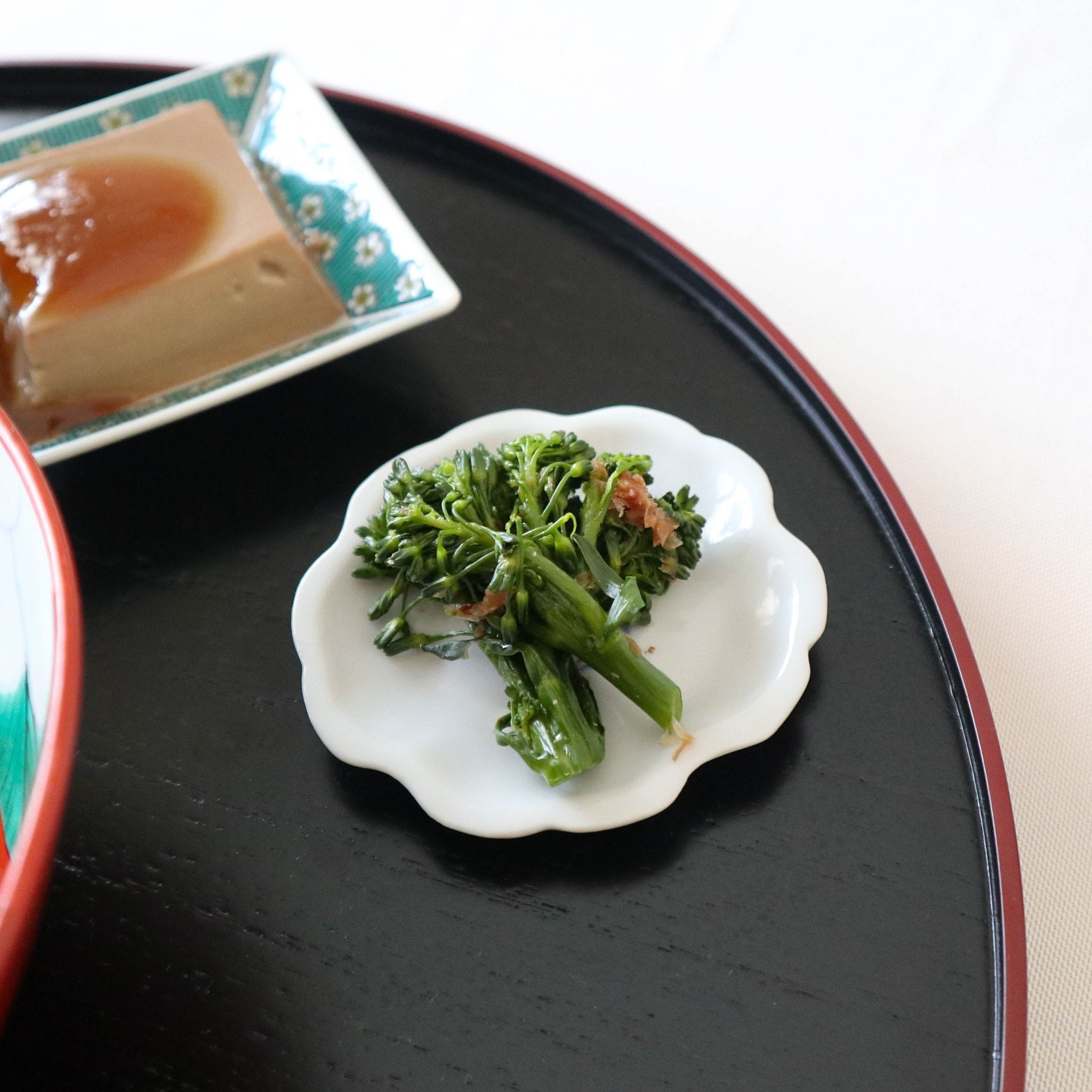 Soukyu Kiln Bream in Sakura - Shaped Kutani Sauce Plate - MUSUBI KILN - Quality Japanese Tableware and Gift