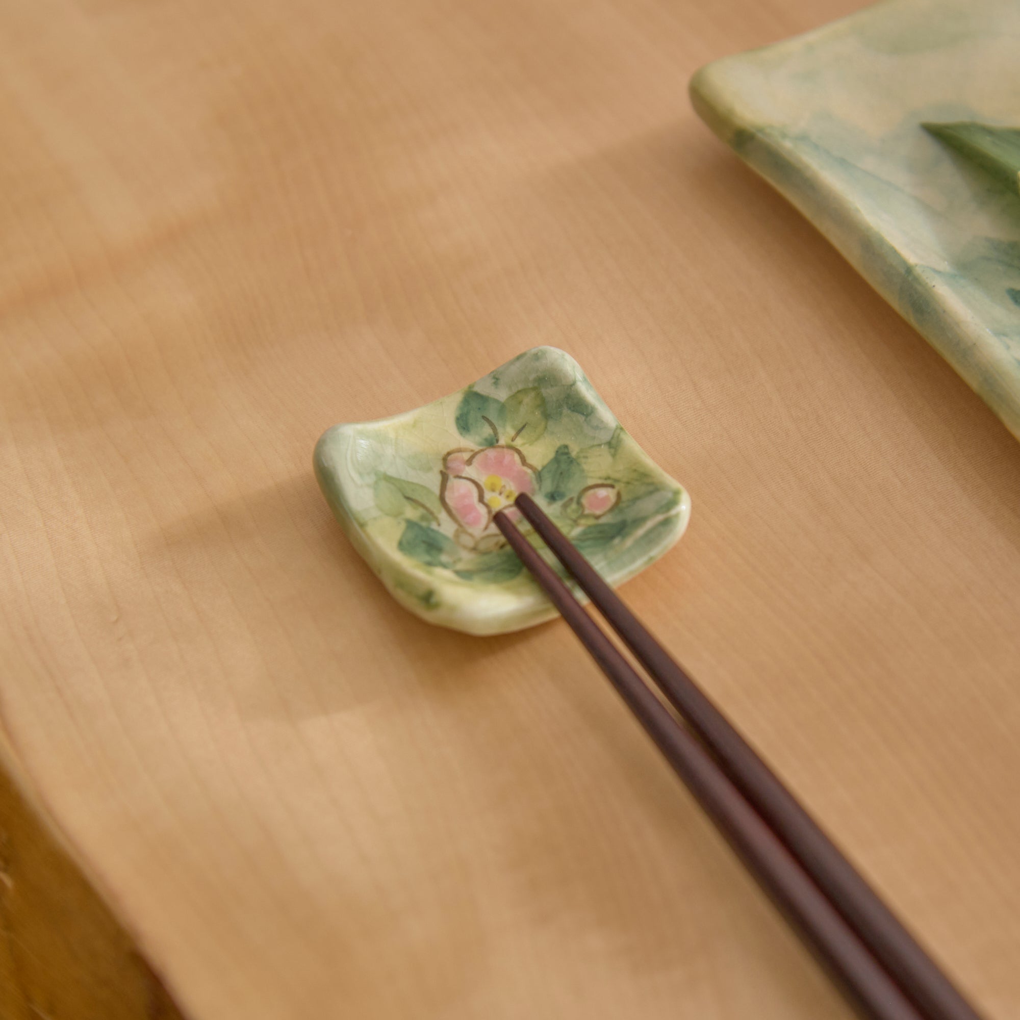 Tosen Kiln Camellia Kiyomizu Ware Chopstick Rest Set - MUSUBI KILN - Quality Japanese Tableware and Gift