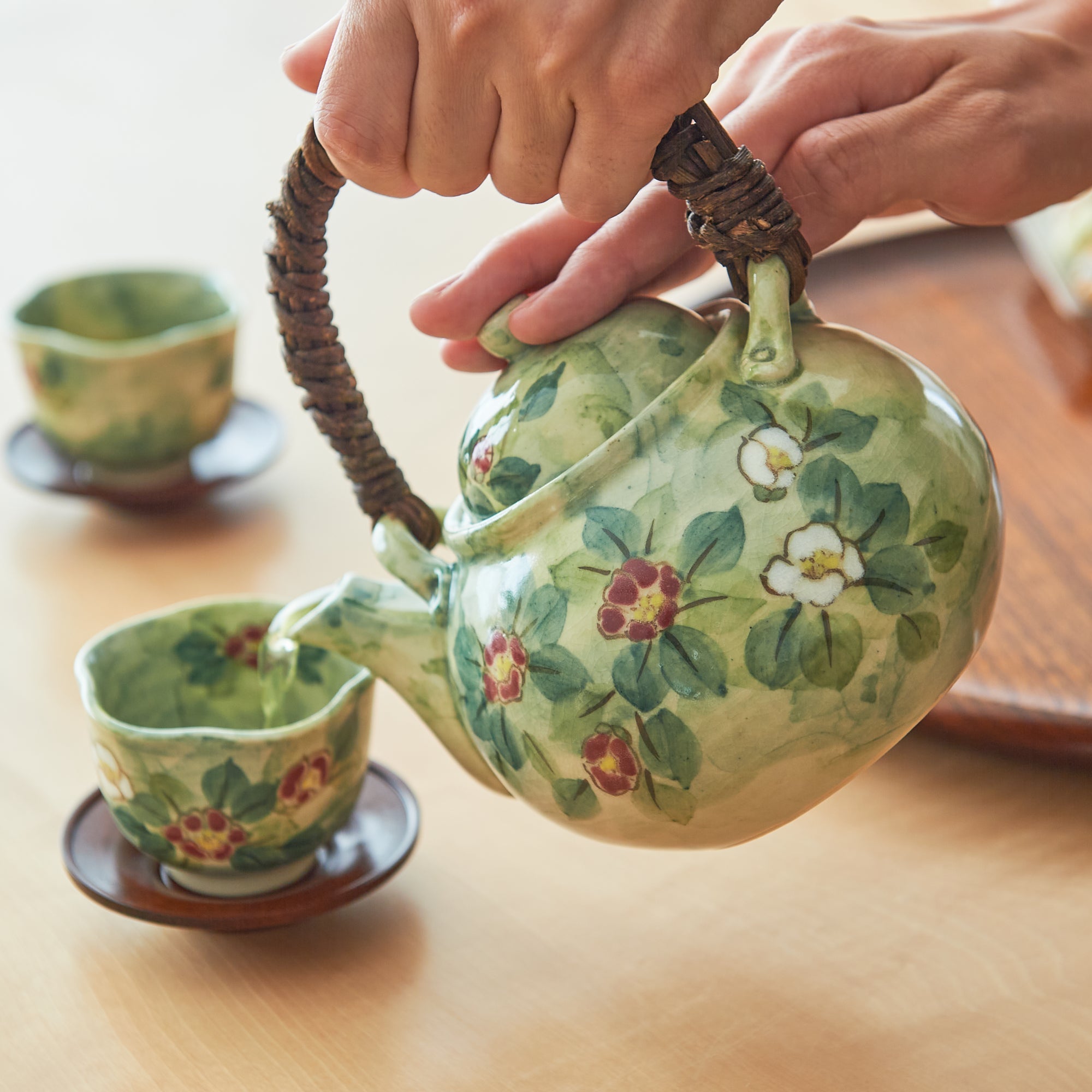 Tosen Kiln Camellia Kiyomizu Ware Teapot 15.8 oz (450 ml) - MUSUBI KILN - Quality Japanese Tableware and Gift