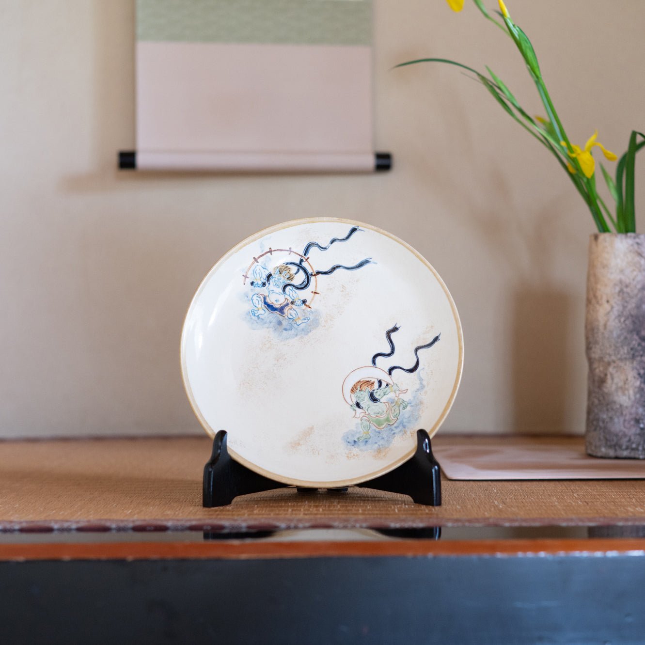 Tosen Kiln Wind God and Thunder God Kiyomizu Ware Plate 9.4in - MUSUBI KILN - Quality Japanese Tableware and Gift