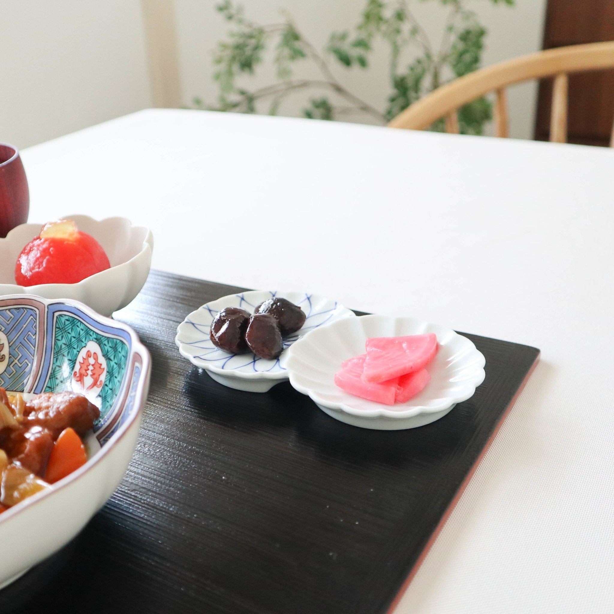 Two Chrysanthemums Mesh Hasami Sauce Plate - MUSUBI KILN - Quality Japanese Tableware and Gift