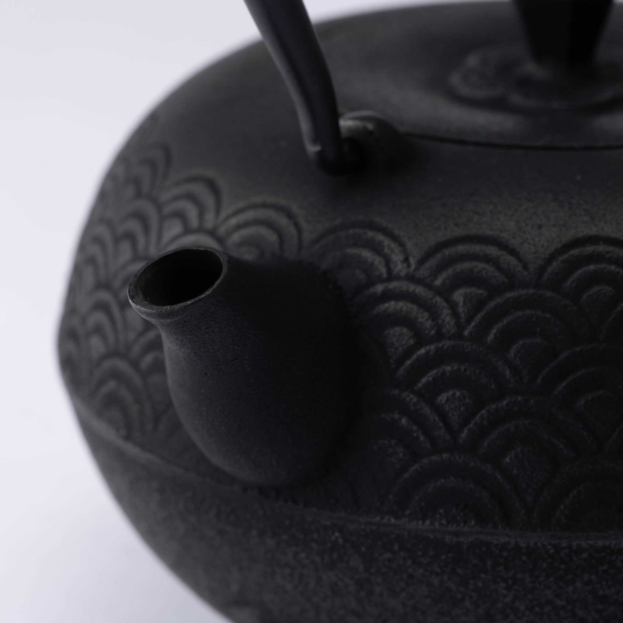 Wave Pattern Nambu Ironware Cast Iron Teapot 20.3oz(600ml) - MUSUBI KILN - Quality Japanese Tableware and Gift