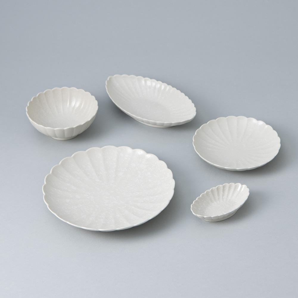 White Chrysanthemum Hasami Oval Plate - MUSUBI KILN - Quality Japanese Tableware and Gift