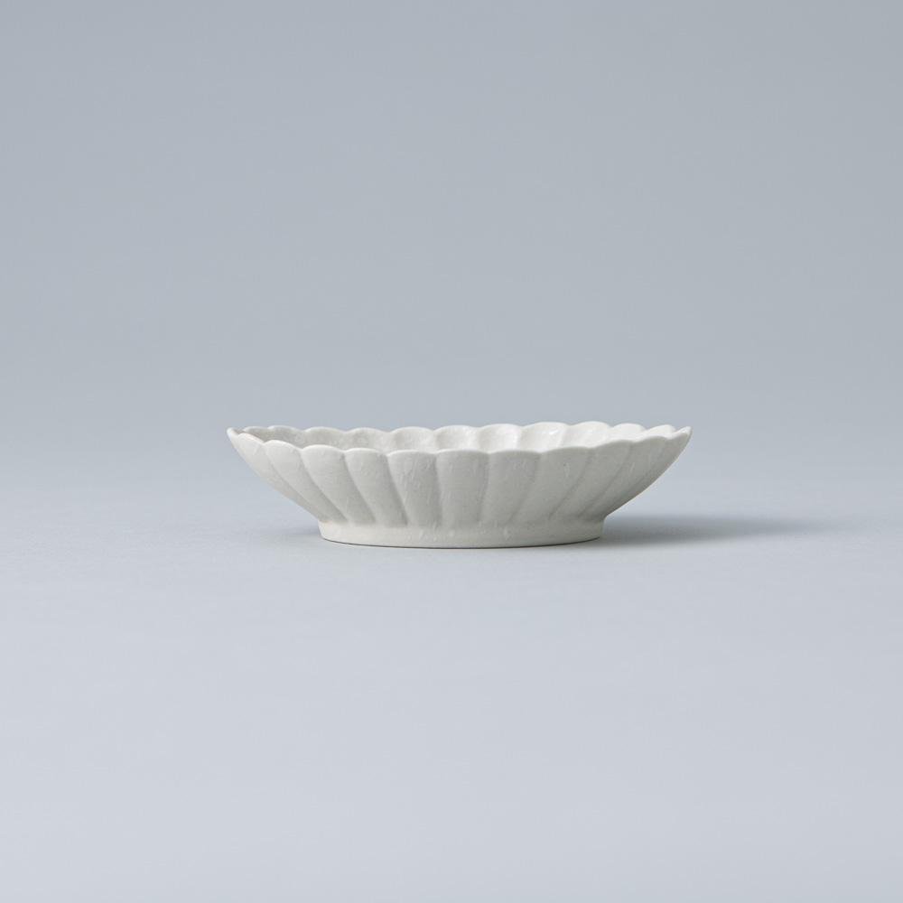 White Chrysanthemum Hasami Oval Sauce Plate - MUSUBI KILN - Quality Japanese Tableware and Gift