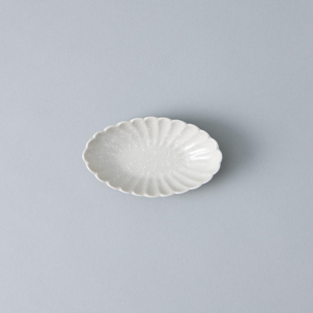 White Chrysanthemum Hasami Oval Sauce Plate - MUSUBI KILN - Quality Japanese Tableware and Gift