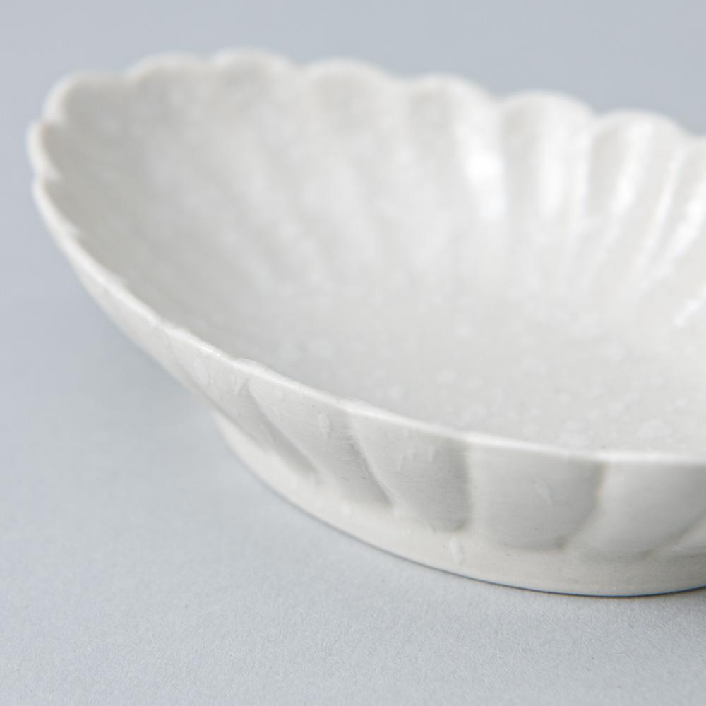 White Chrysanthemum Hasami Oval Sauce Plate - MUSUBI KILN - Quality Japanese Tableware and Gift