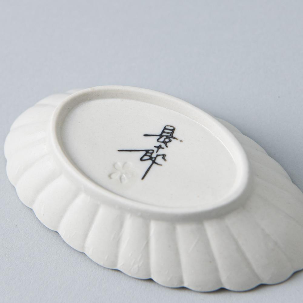 White Chrysanthemum Hasami Oval Sauce Plate - MUSUBI KILN - Quality Japanese Tableware and Gift