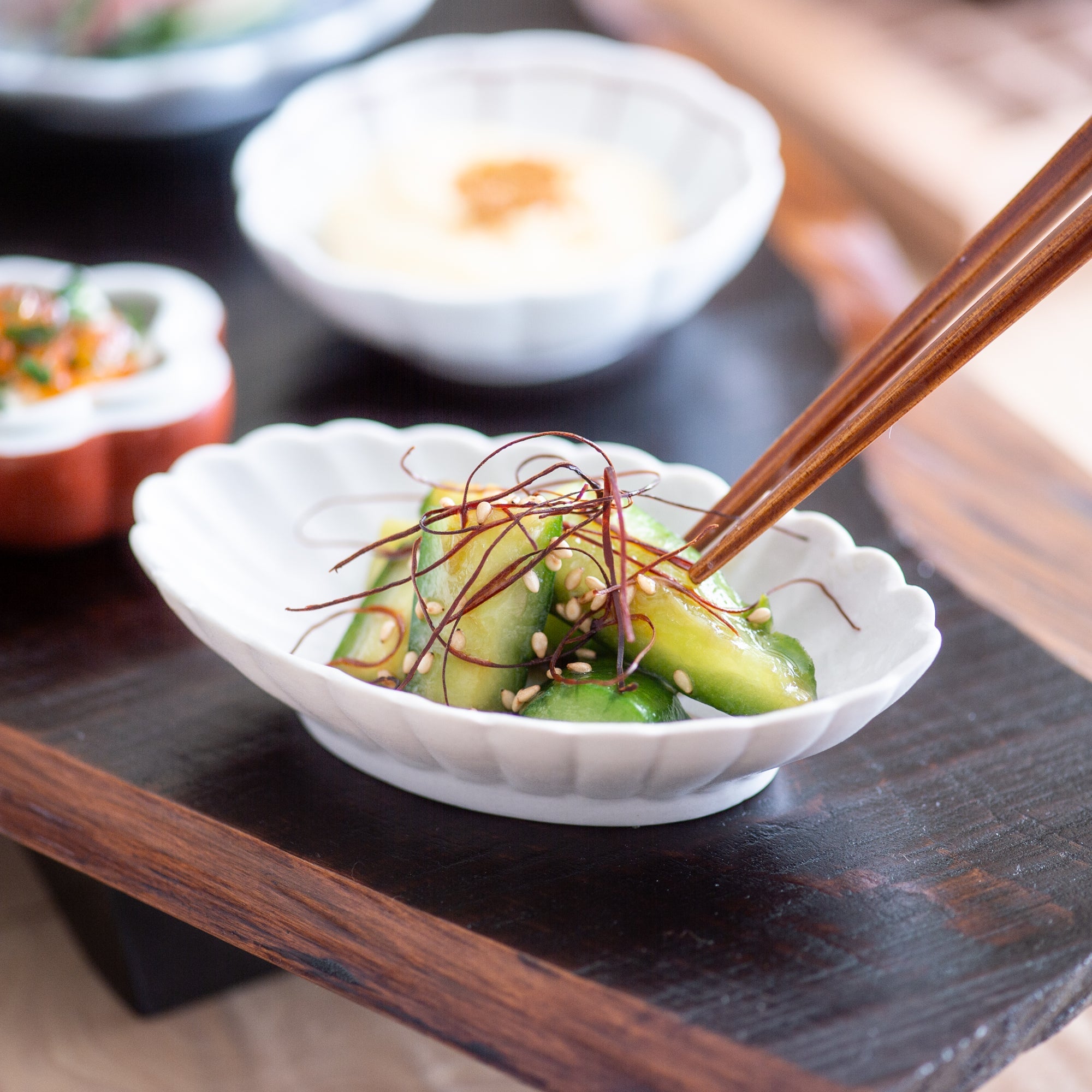 White Chrysanthemum Hasami Oval Sauce Plate - MUSUBI KILN - Quality Japanese Tableware and Gift