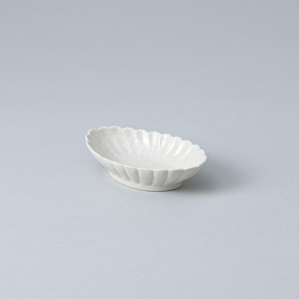 White Chrysanthemum Hasami Oval Sauce Plate - MUSUBI KILN - Quality Japanese Tableware and Gift