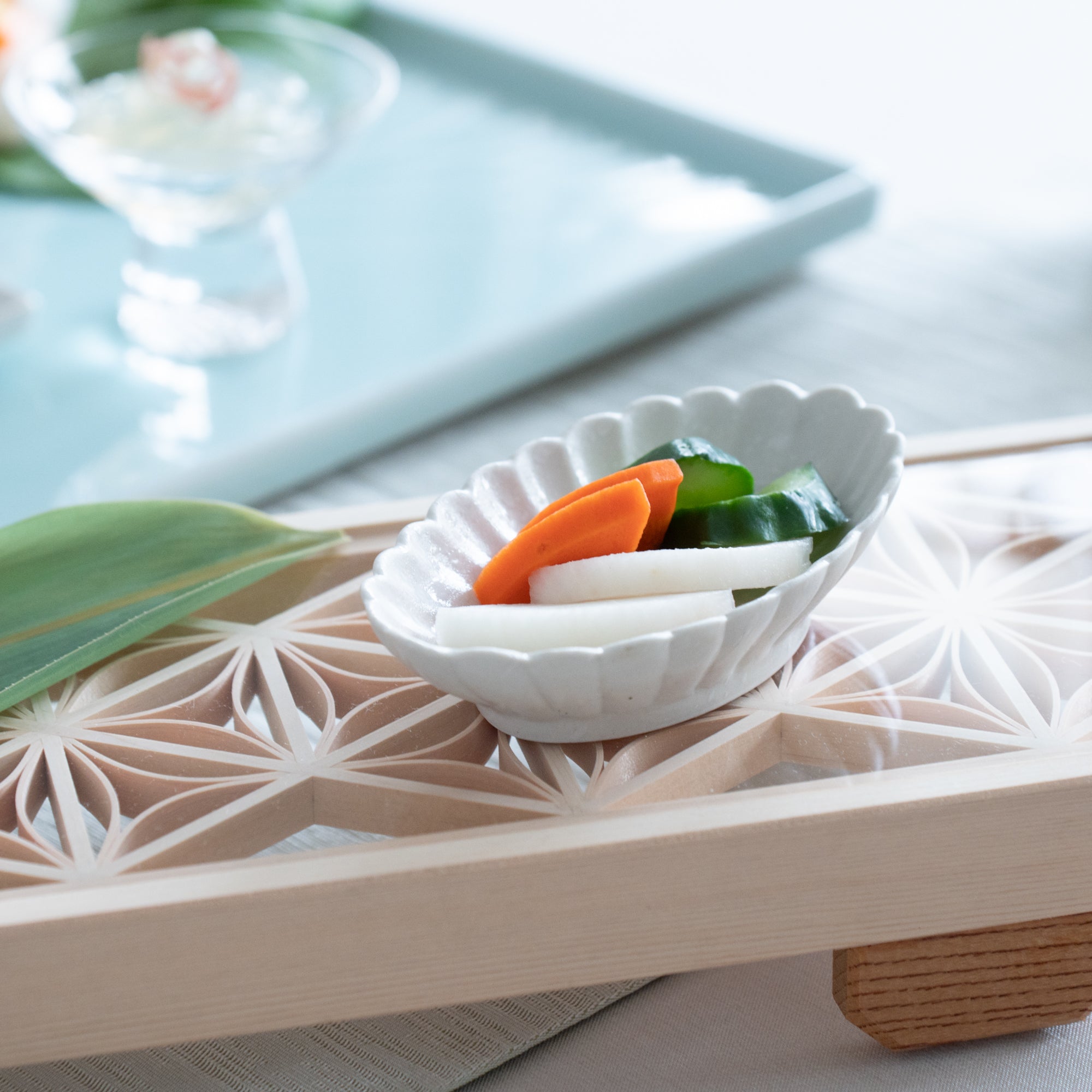 White Chrysanthemum Hasami Oval Sauce Plate - MUSUBI KILN - Quality Japanese Tableware and Gift