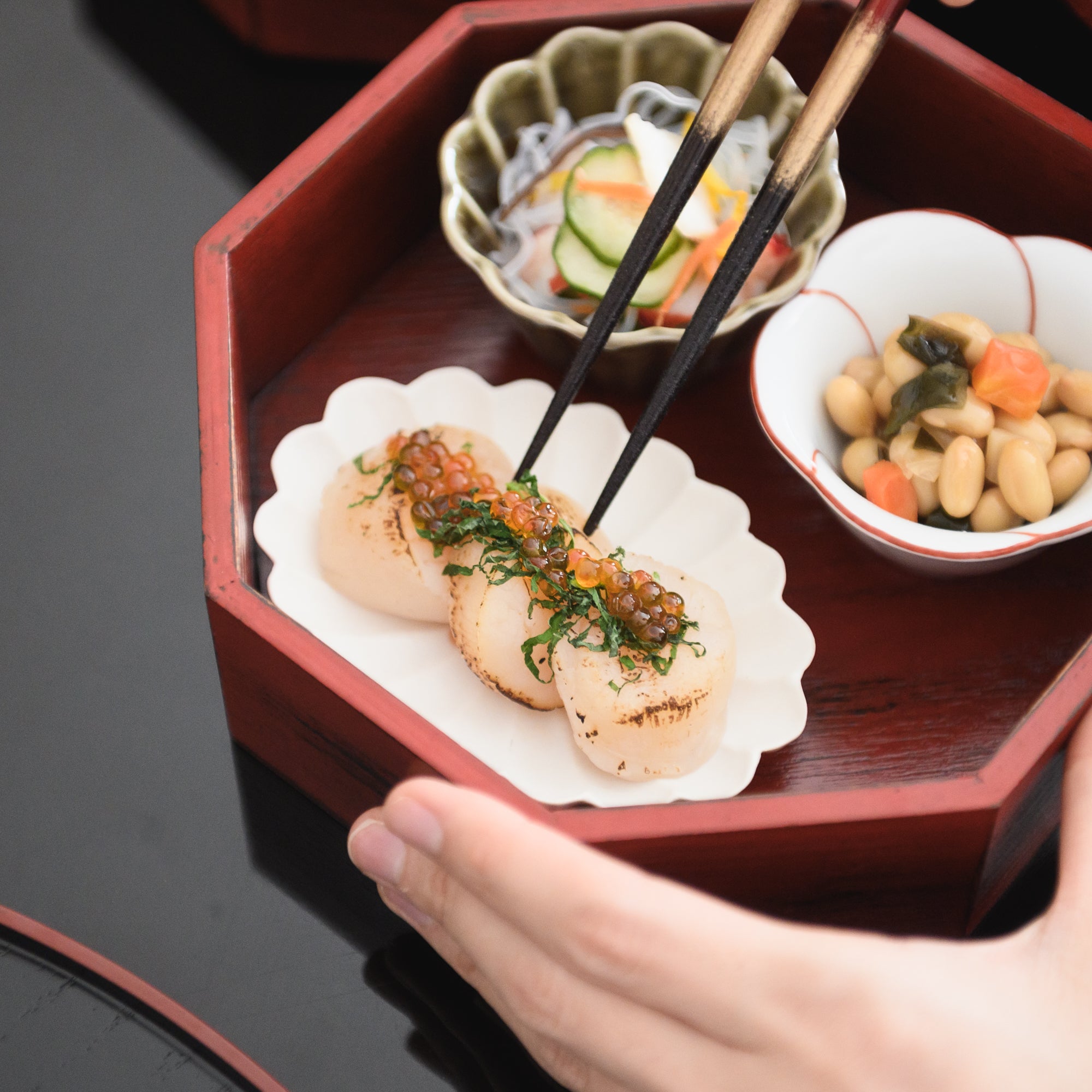 White Chrysanthemum Hasami Oval Sauce Plate - MUSUBI KILN - Quality Japanese Tableware and Gift