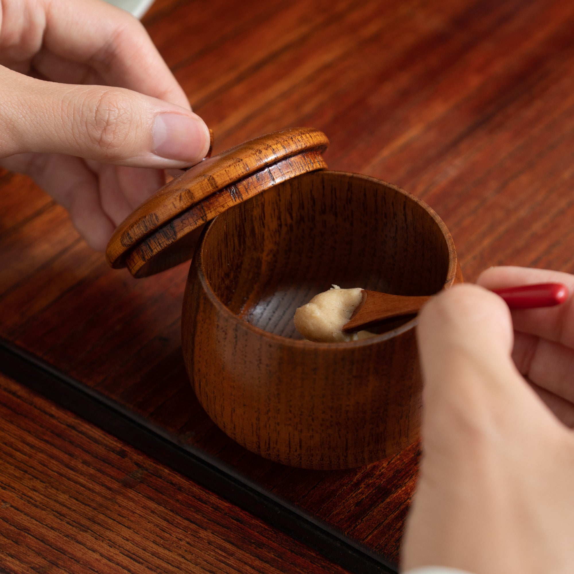 Wood Grain Yamanaka Lacquerware Spice Container With Spoon - MUSUBI KILN - Quality Japanese Tableware and Gift