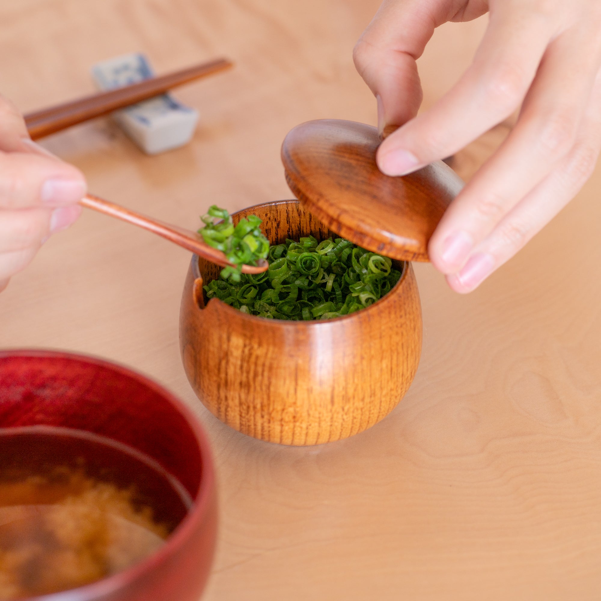 Wood Grain Yamanaka Lacquerware Spice Container With Spoon - MUSUBI KILN - Quality Japanese Tableware and Gift