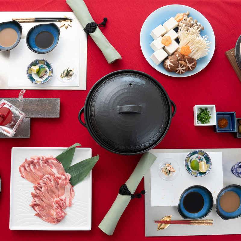 https://musubikiln.com/cdn/shop/products/black-banko-donabe-japanese-clay-pot-for-3-to-4-persons-musubi-kiln-handmade-japanese-tableware-and-japanese-dinnerware-869955_800x.jpg?v=1663829677