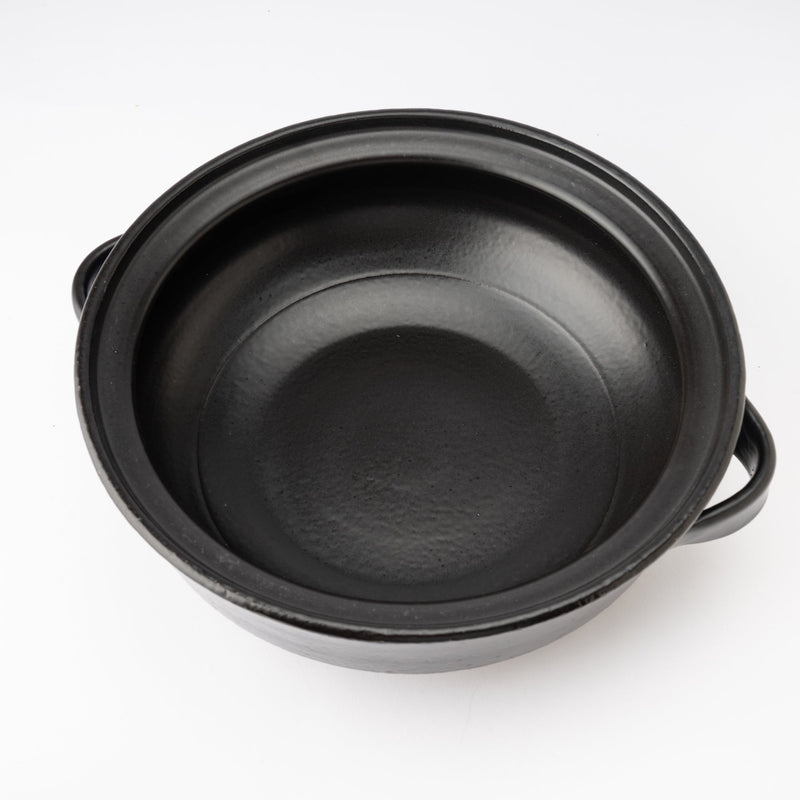 https://musubikiln.com/cdn/shop/products/black-banko-donabe-japanese-clay-pot-for-3-to-4-persons-musubi-kiln-handmade-japanese-tableware-and-japanese-dinnerware-898969_800x.jpg?v=1663829677