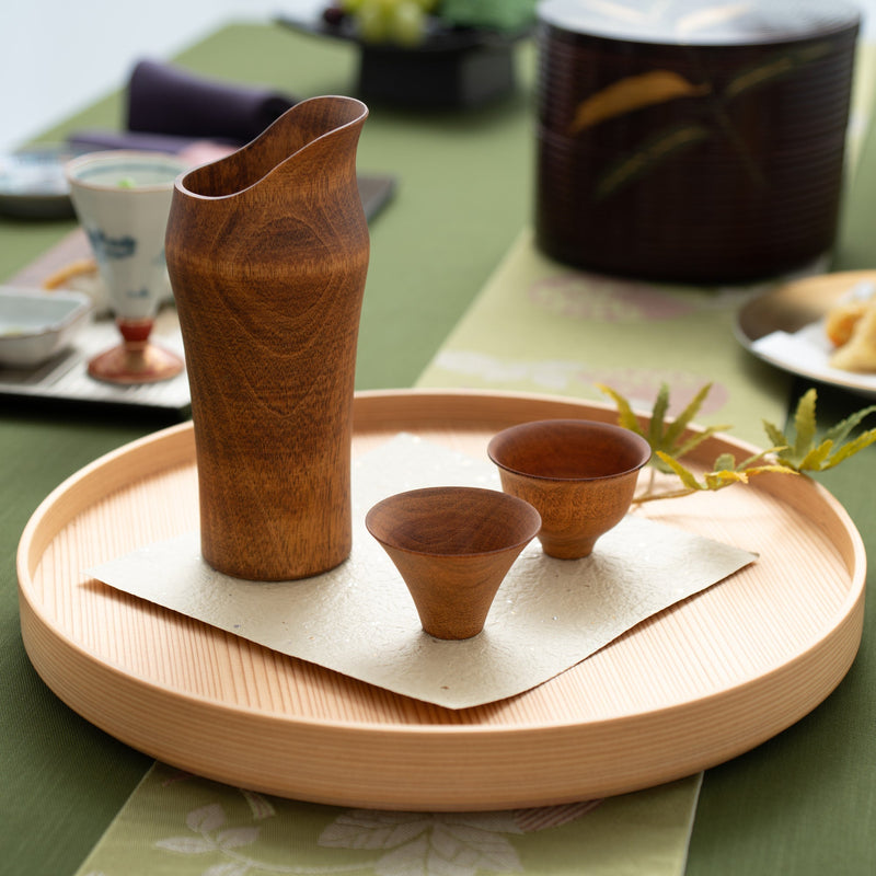 https://musubikiln.com/cdn/shop/products/gatomikio-tohka-fuji-yamanaka-lacquerware-ochoko-sake-cup-musubi-kiln-handmade-japanese-tableware-and-japanese-dinnerware-244181_800x.jpg?v=1664834666