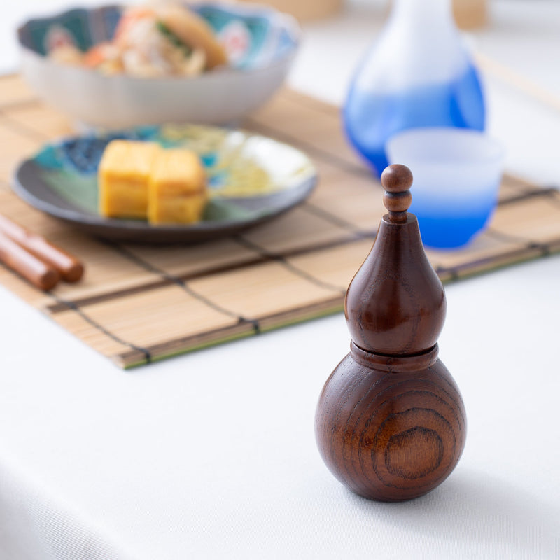 https://musubikiln.com/cdn/shop/products/gourd-yamanaka-lacquer-shichimi-togarashi-spice-container-musubi-kiln-handmade-japanese-tableware-and-japanese-dinnerware-270643_800x.jpg?v=1688350432