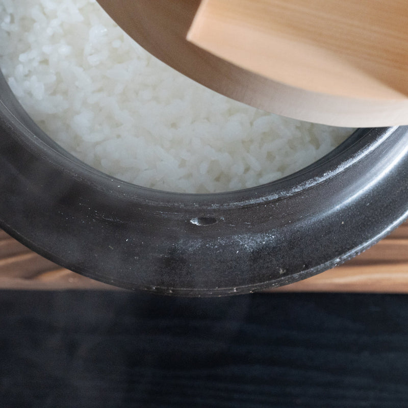 https://musubikiln.com/cdn/shop/products/hagama-banko-donabe-rice-cooker-3-rice-cooker-cups-3-gou-with-rice-scoop-and-pot-mat-musubi-kiln-handmade-japanese-tableware-and-japanese-dinnerware-660247_800x.jpg?v=1663829868