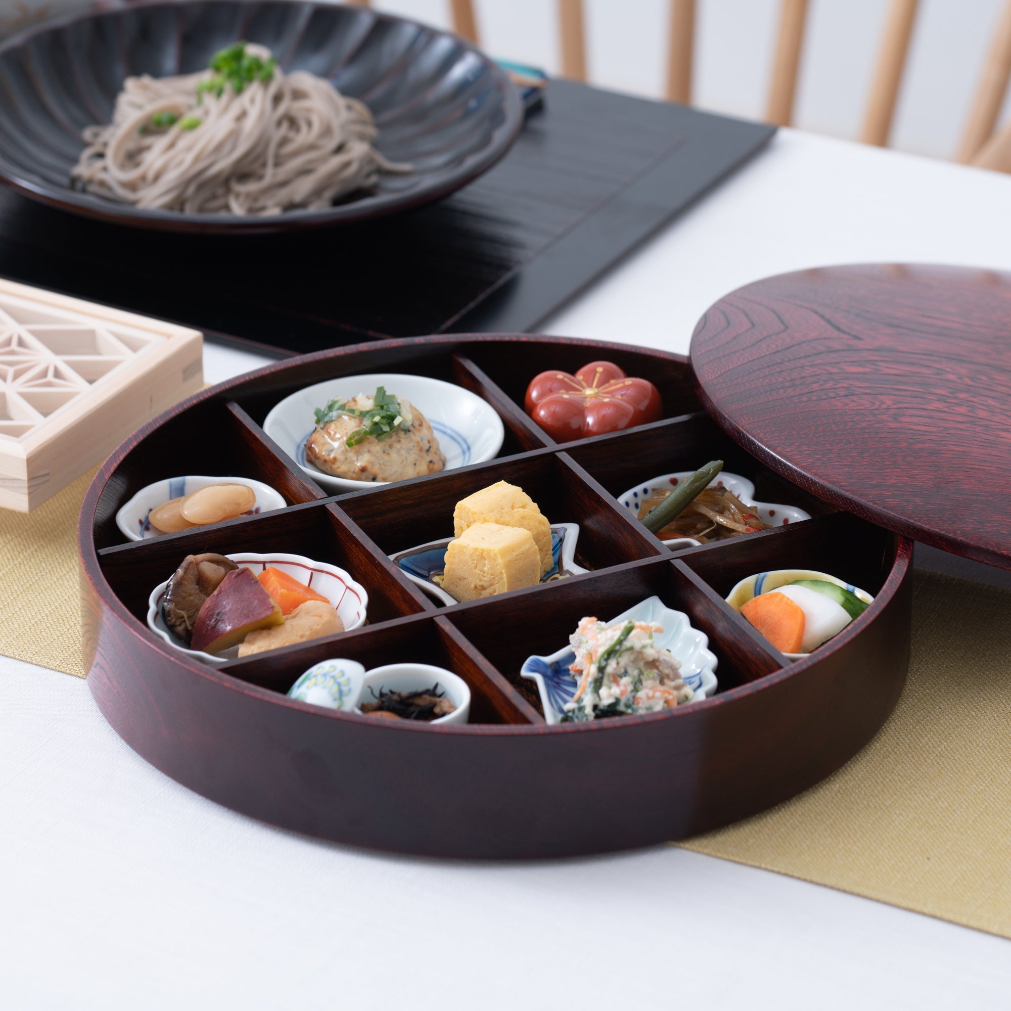 Hibiki Yamanaka Lacquerware box with dividers - MUSUBI KILN - Quality Japanese Tableware and Gift