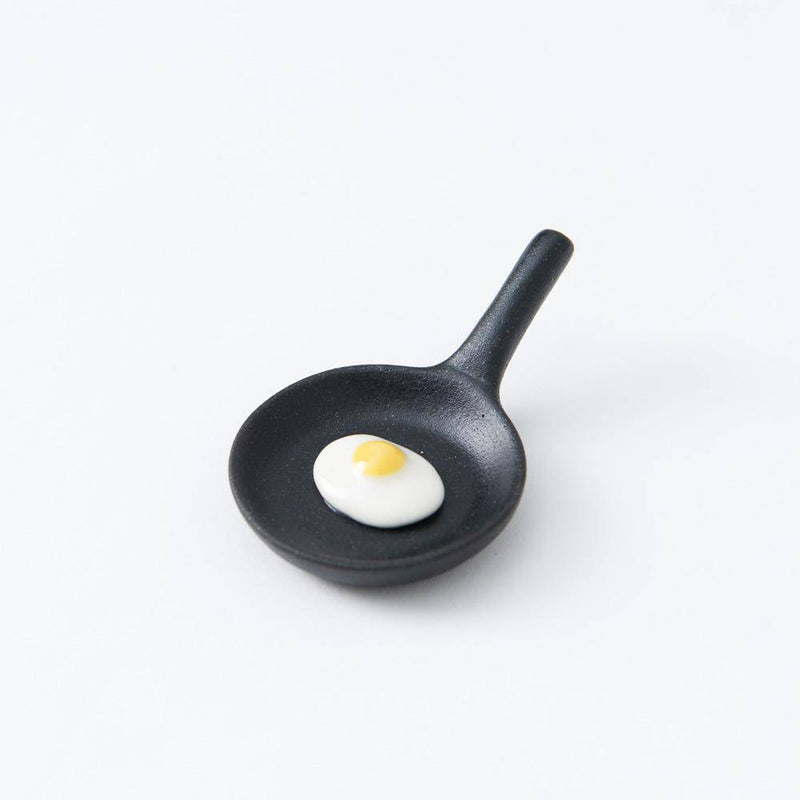 Ihoshiro Kiln Frying Pan with Fried Egg Mino Ware Chopstick Rest, MUSUBI  KILN