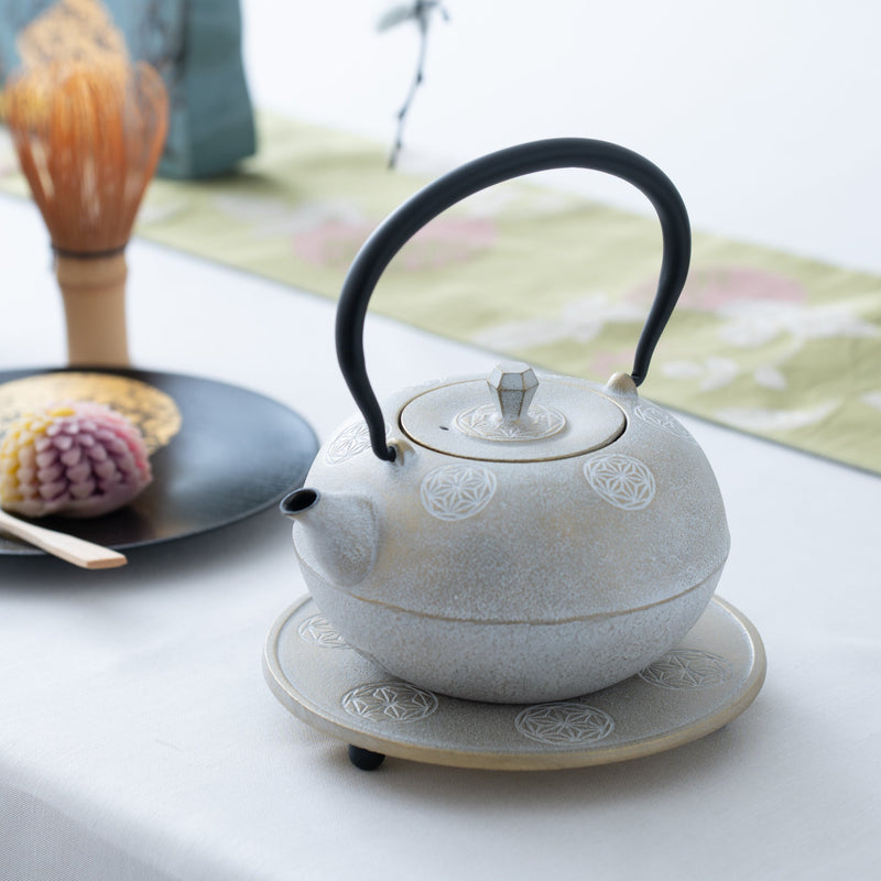 Seven Stars Nambu Ironware Cast Iron Teapot with Trivet 20.3oz(600ml) - MUSUBI KILN - Quality Japanese Tableware and Gift