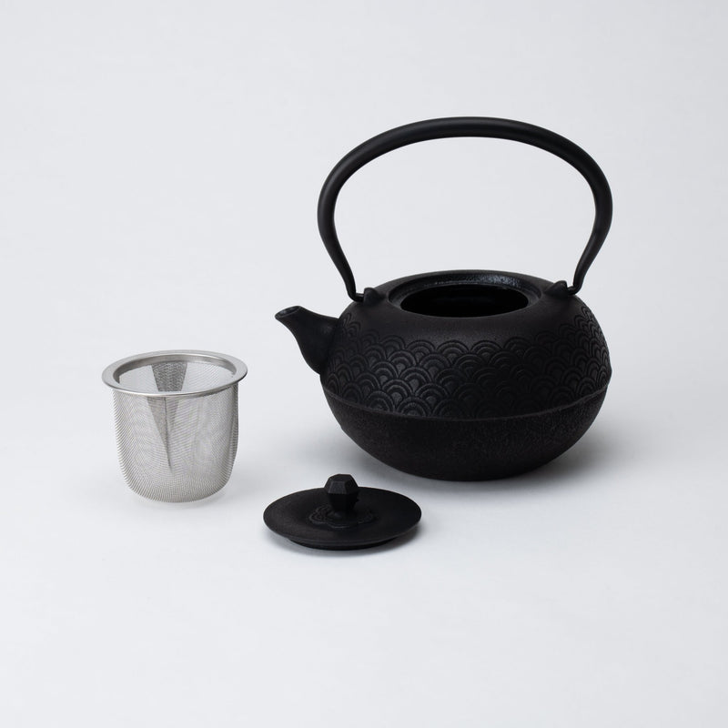 https://musubikiln.com/cdn/shop/products/wave-pattern-nambu-ironware-cast-iron-teapot-musubi-kiln-handmade-japanese-tableware-and-japanese-dinnerware-833704_800x.jpg?v=1643241649