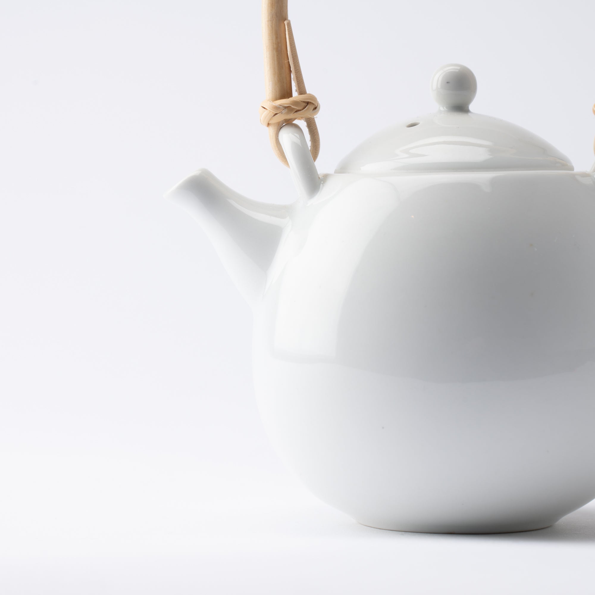 White Porcelain Mino Ware Japanese Teapot 15.9oz(470ml) - MUSUBI KILN - Handmade Japanese Tableware and Japanese Dinnerware