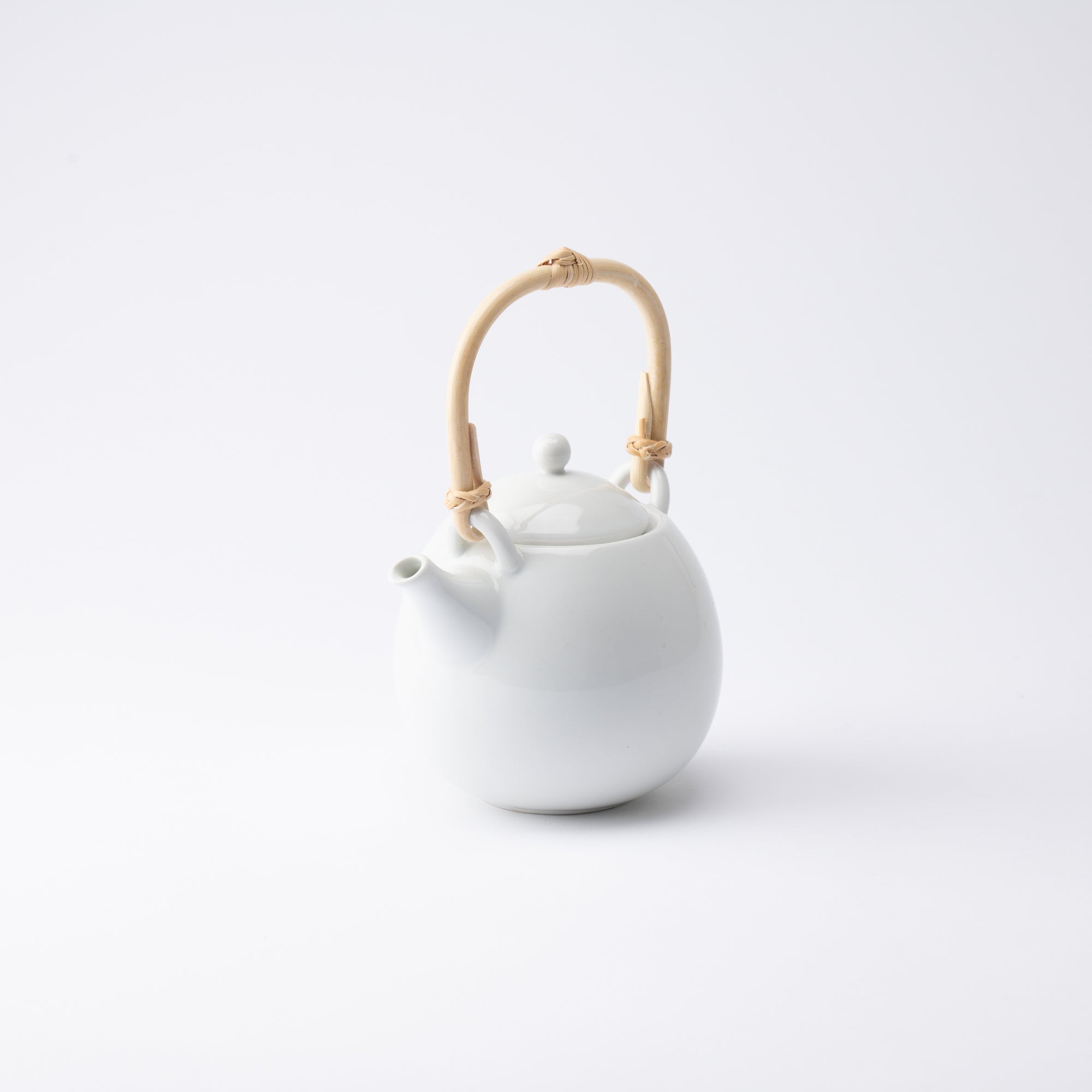 White Porcelain Mino Ware Japanese Teapot 15.9oz(470ml) - MUSUBI KILN - Handmade Japanese Tableware and Japanese Dinnerware