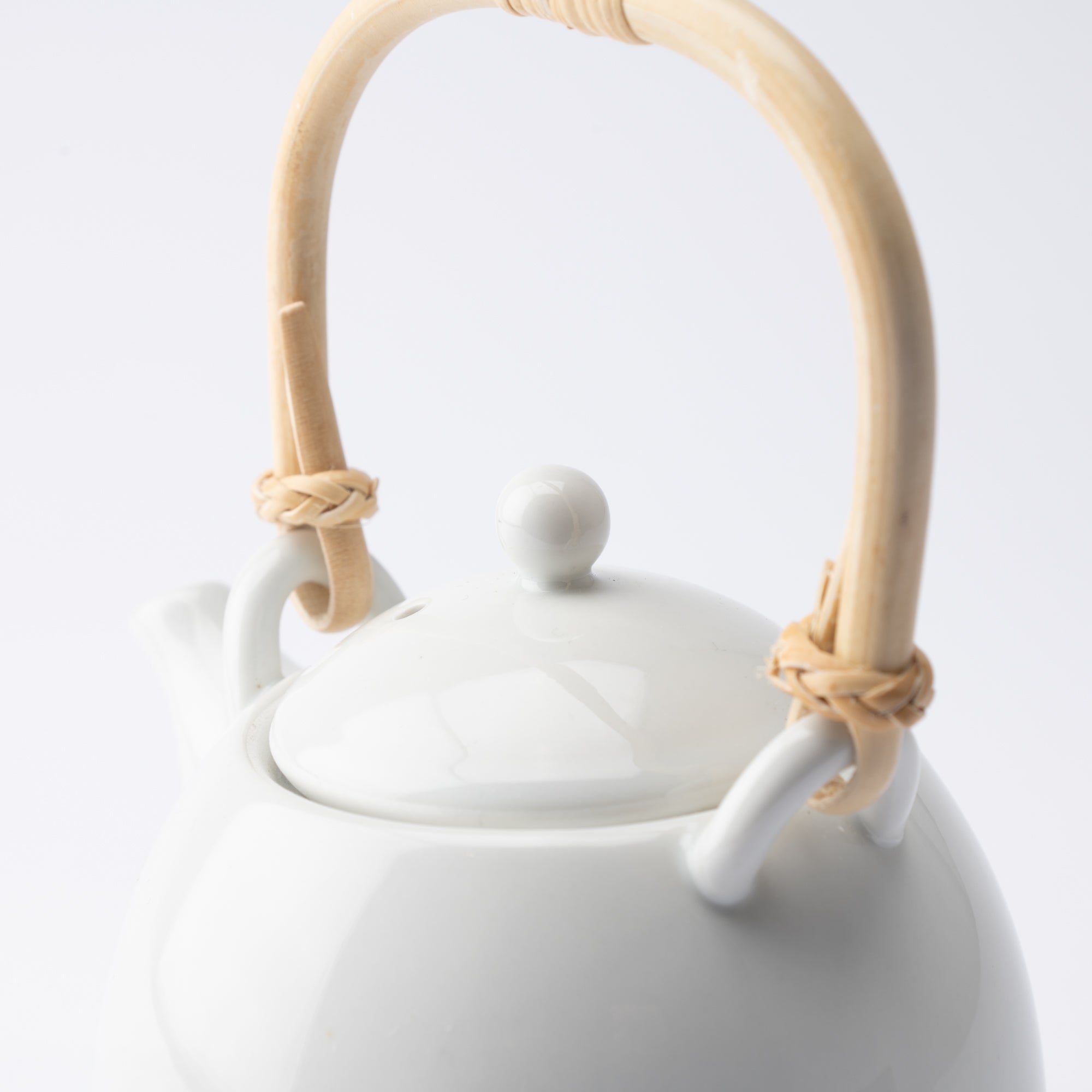 White Porcelain Mino Ware Japanese Teapot 15.9oz(470ml) - MUSUBI KILN - Handmade Japanese Tableware and Japanese Dinnerware